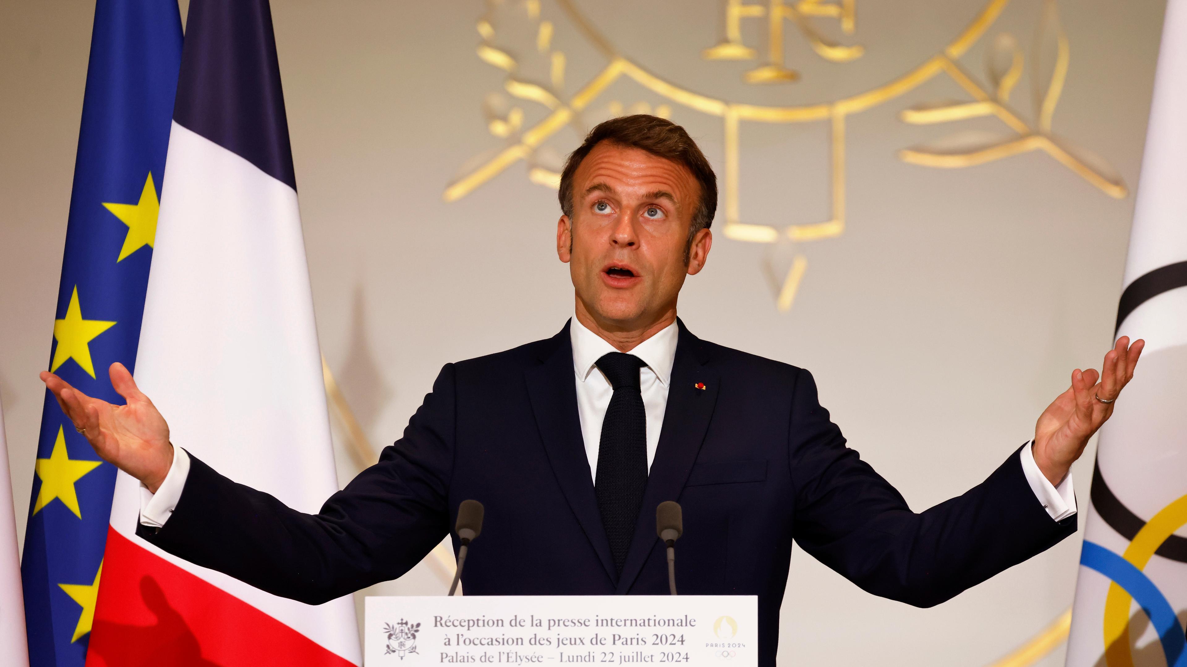 Vor den Olympischen Sommerspielen, Olympia Paris 2024, der französische Präsident Emmanuel Macron gestikuliert bei seiner Rede während eines Empfangs für internationale Journalisten