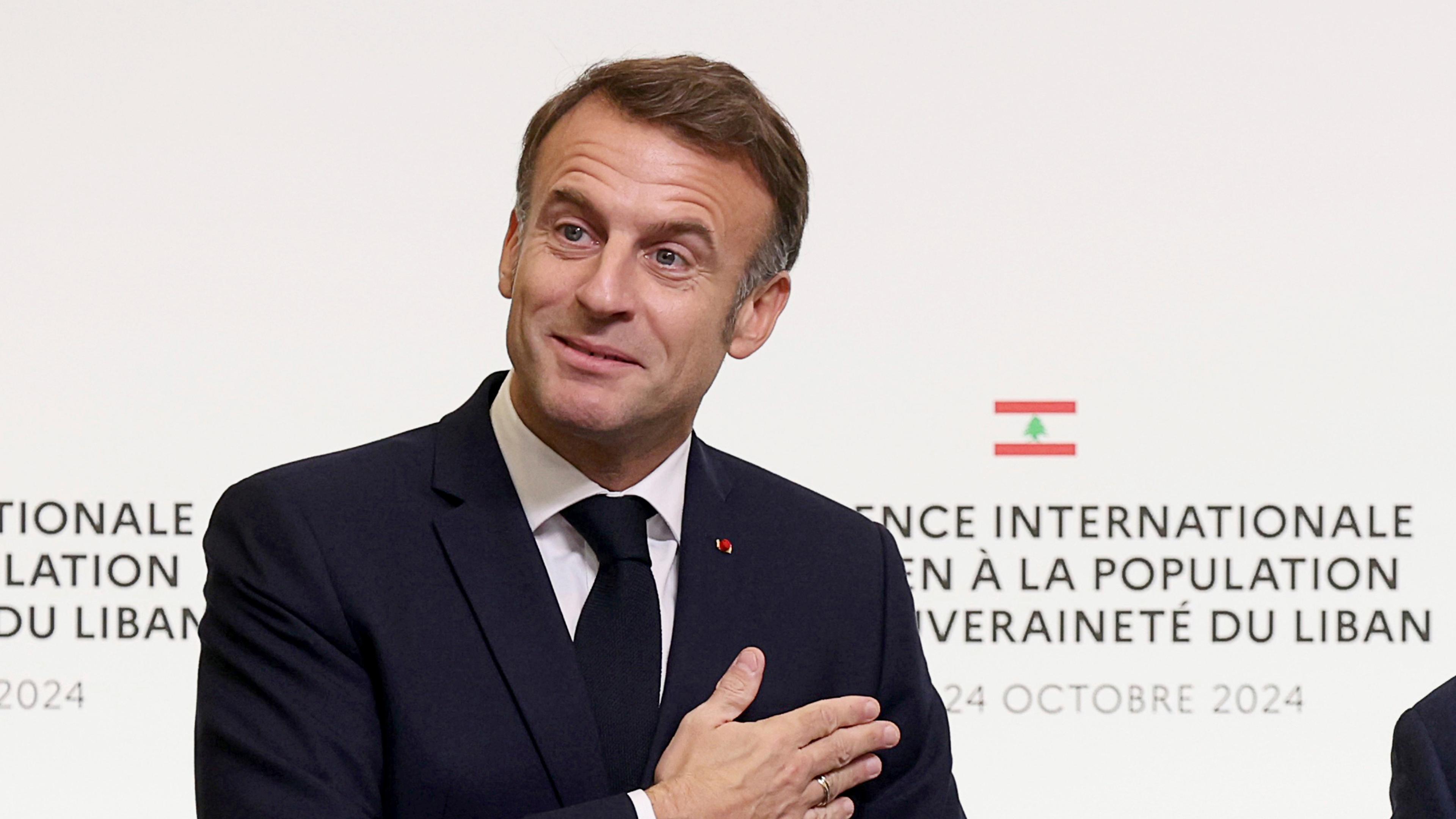 Frankreichs Präsident Emmanuel Macron nimmt an einer internationalen Pressekonferenz zur Unterstützung des Libanon in Paris teil.