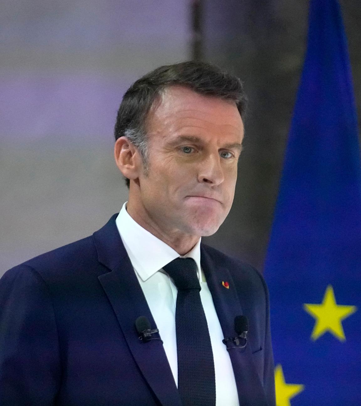 Der französische Präsident Emmanuel Macron verzieht das Gesicht bei einer Rede.