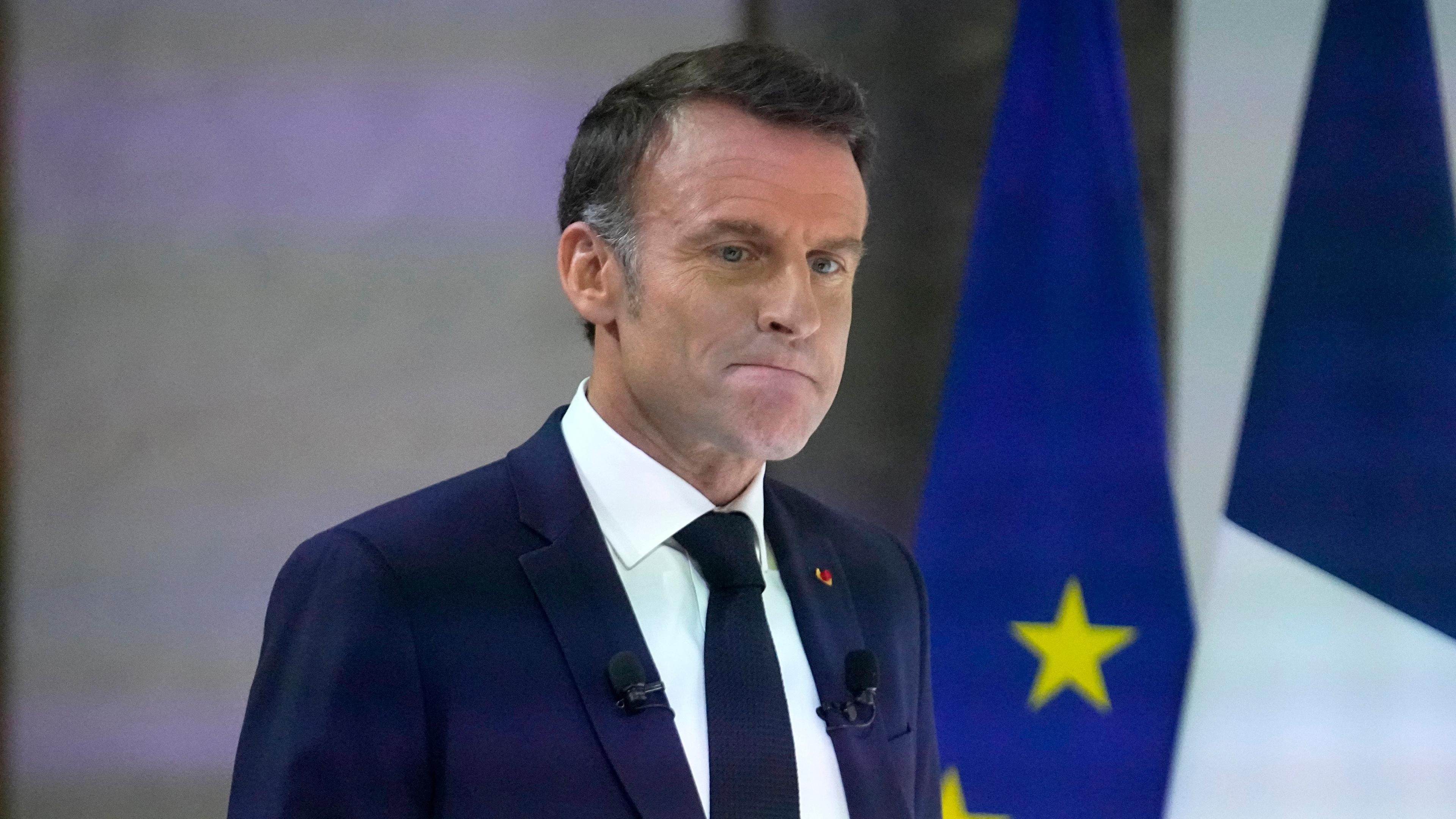 Der französische Präsident Emmanuel Macron verzieht das Gesicht bei einer Rede.