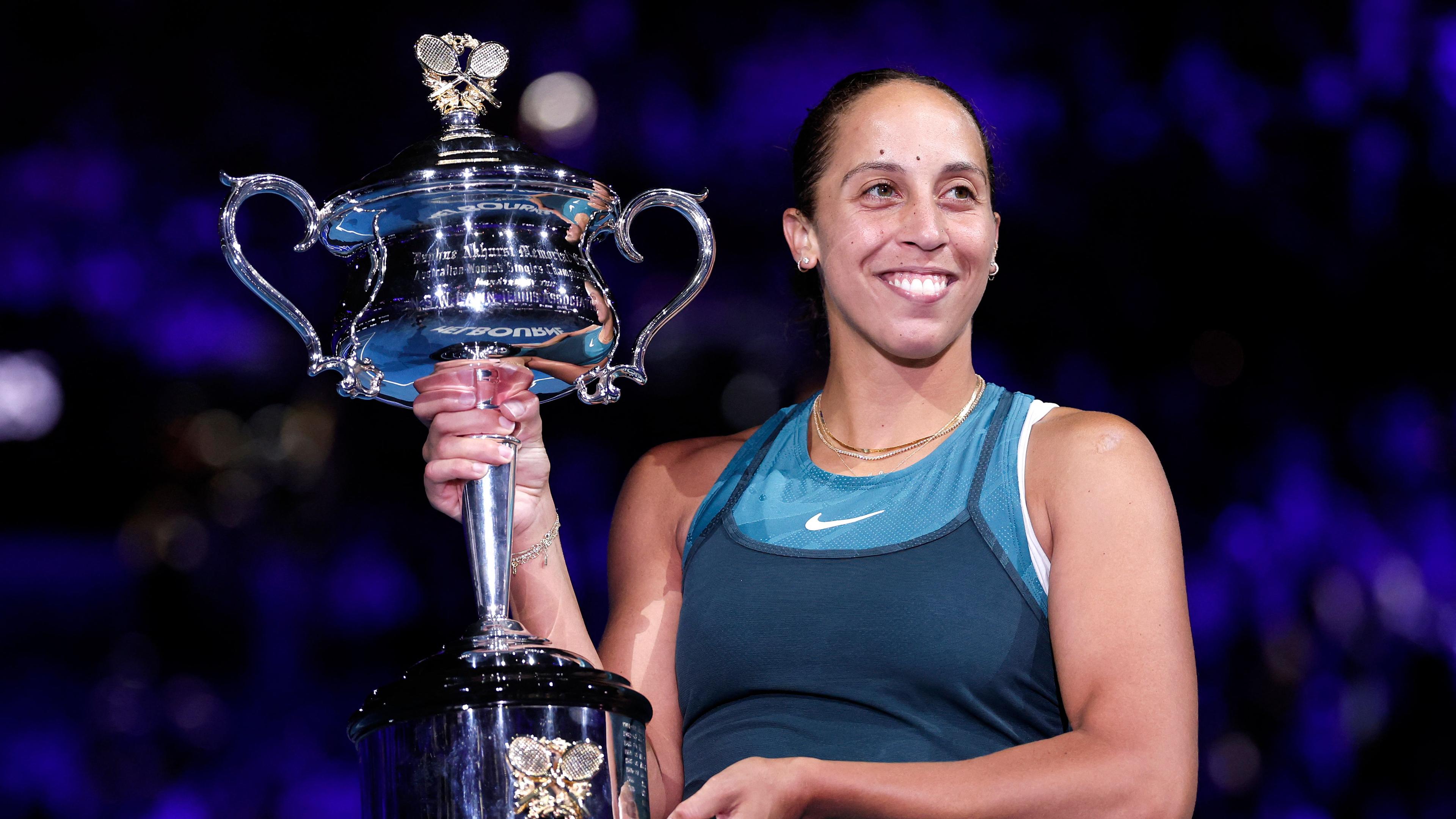 US-Amerikanerin Madison Keys jubelt mit Pokal zum Sieg bei den Australian Open am 25.01.2025.