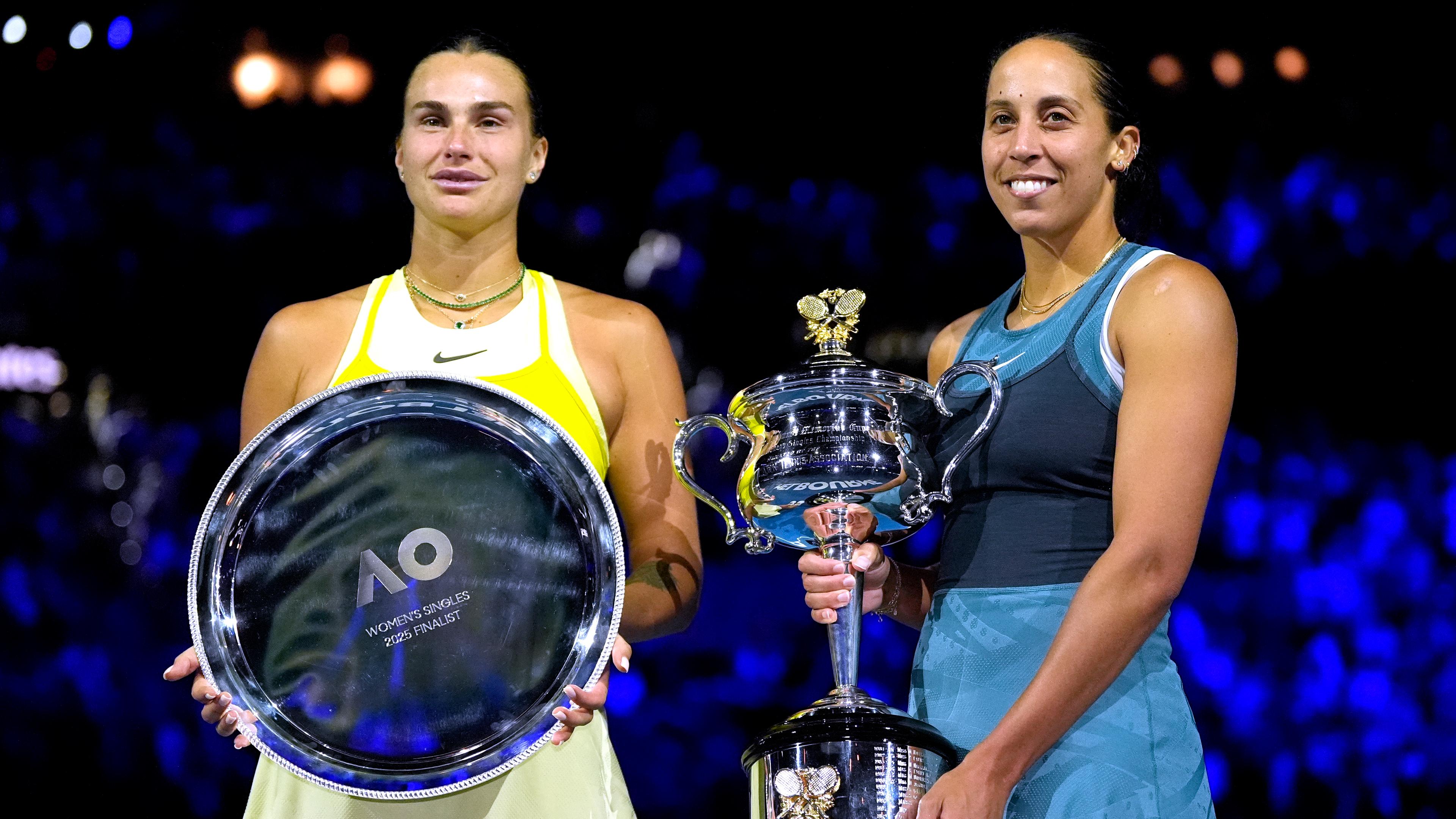 US-Amerikanerin Madison Keys hält den Daphne Akhurst Memorial Cup nachdem sie die Aryna Sabalenka am 25.01.2025 besiegt hat.