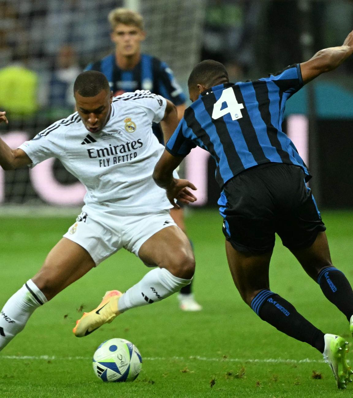 Real Madrids Neuzugang Kylian Mbappe im Duell mit Atalantas Verteidiger Isak Hien