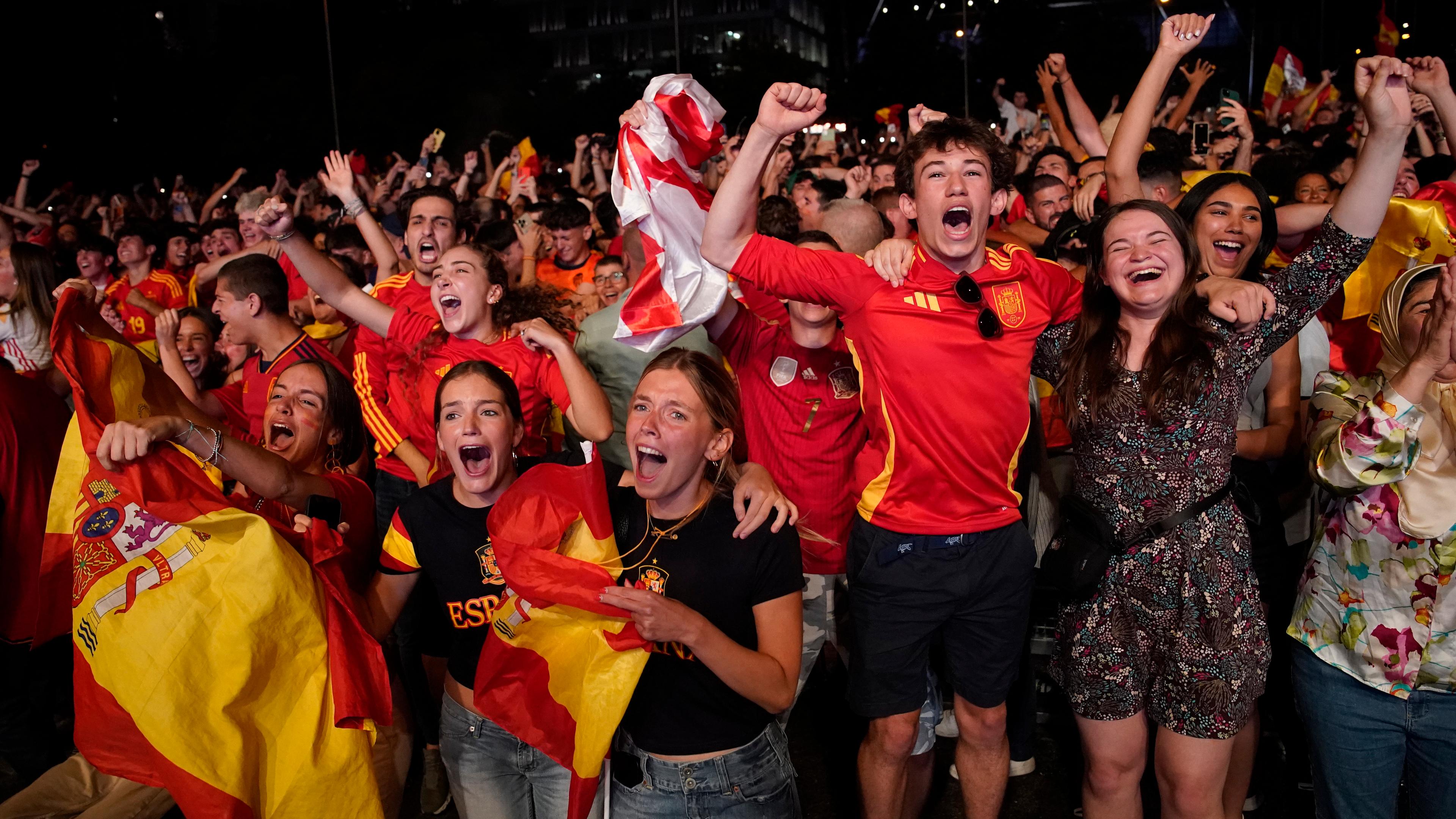 Spanische Fans feiern während der Übertragung des Endspiels.