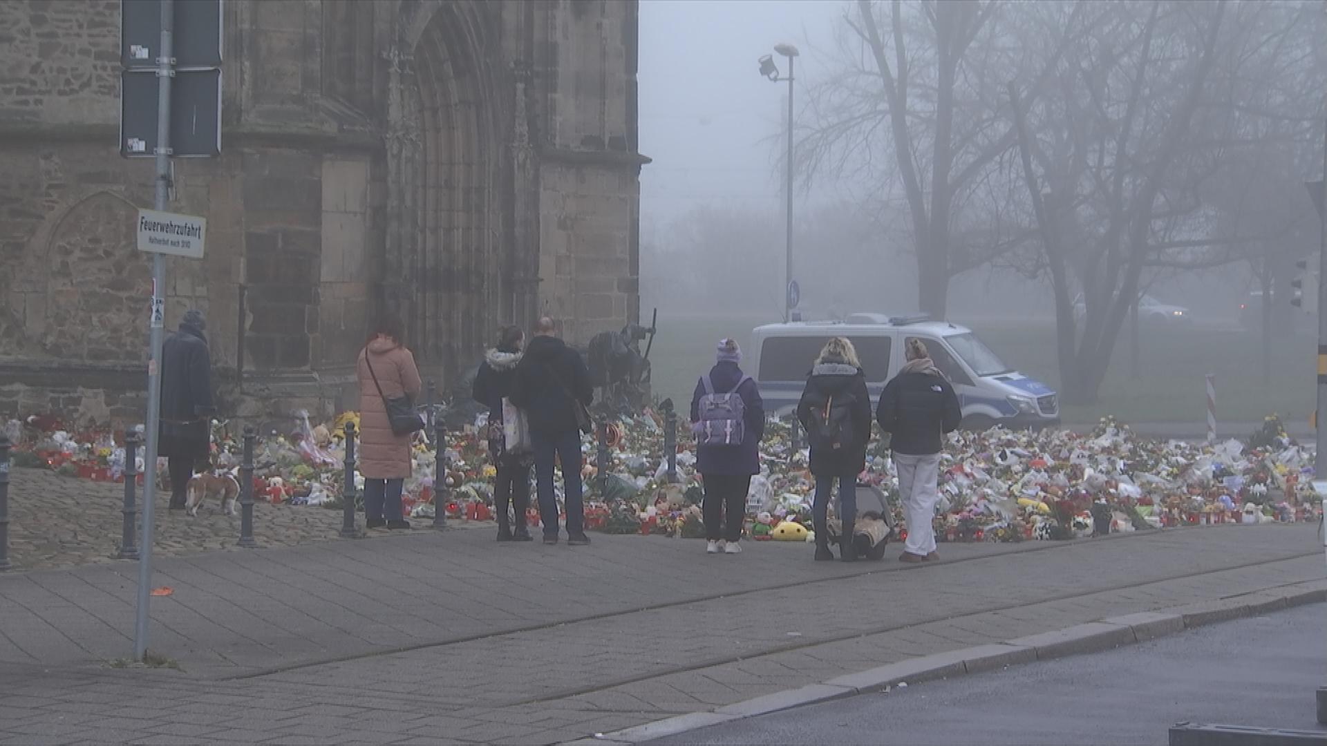 Blumenmeer nach dem Anschlag auf Magdeburger Weihnachtsmarkt