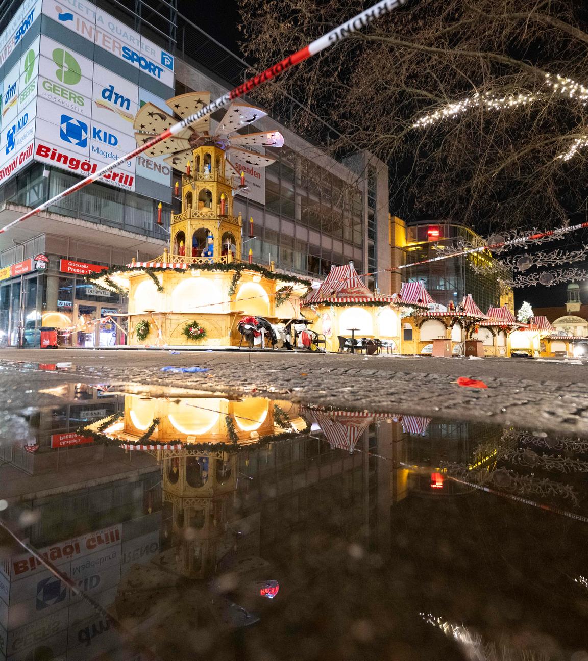 Ein Absperrband der Polizei hängt vor dem Weihnachtsmarkt.