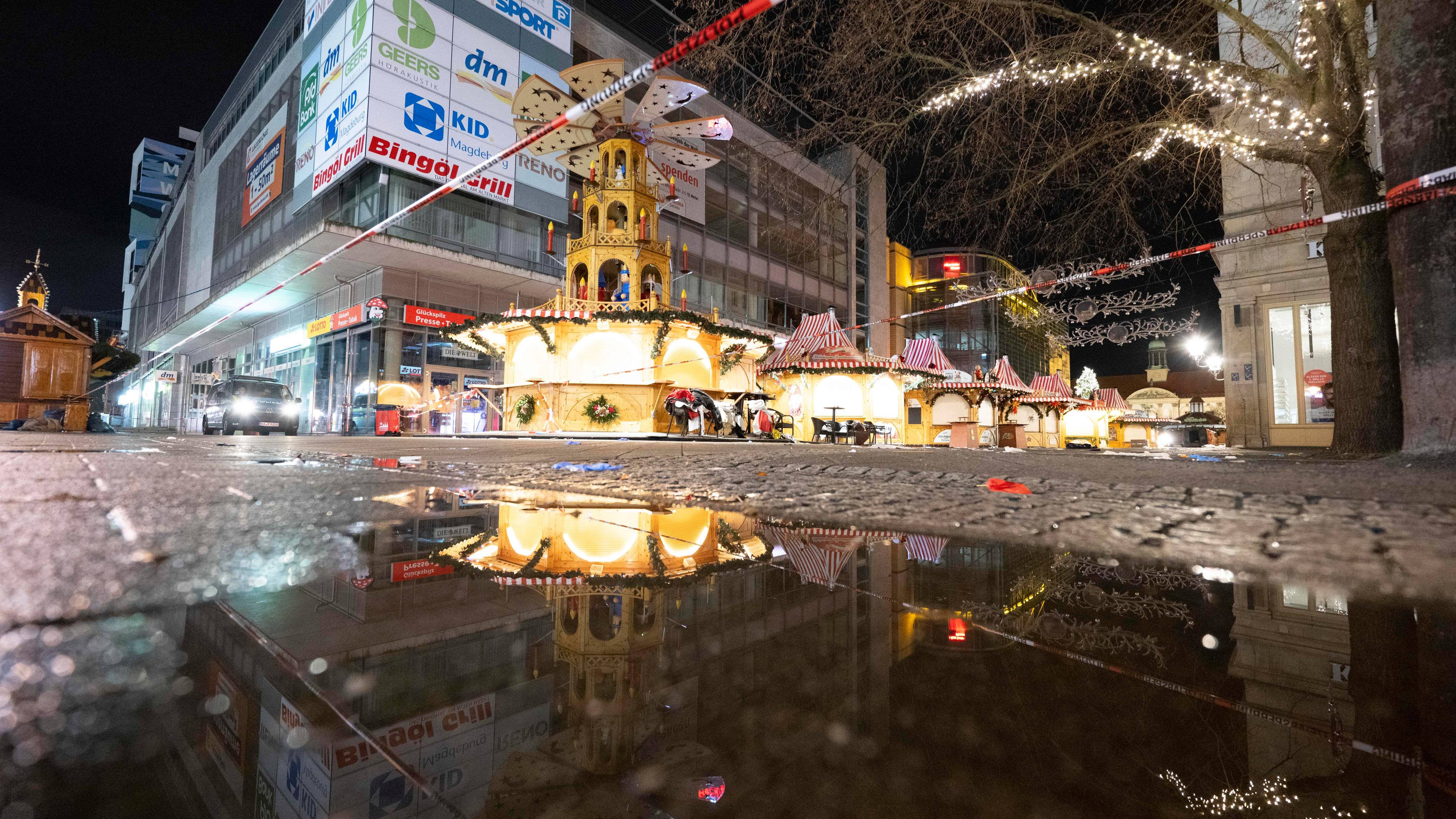 Ein Absperrband der Polizei hängt vor dem Weihnachtsmarkt.