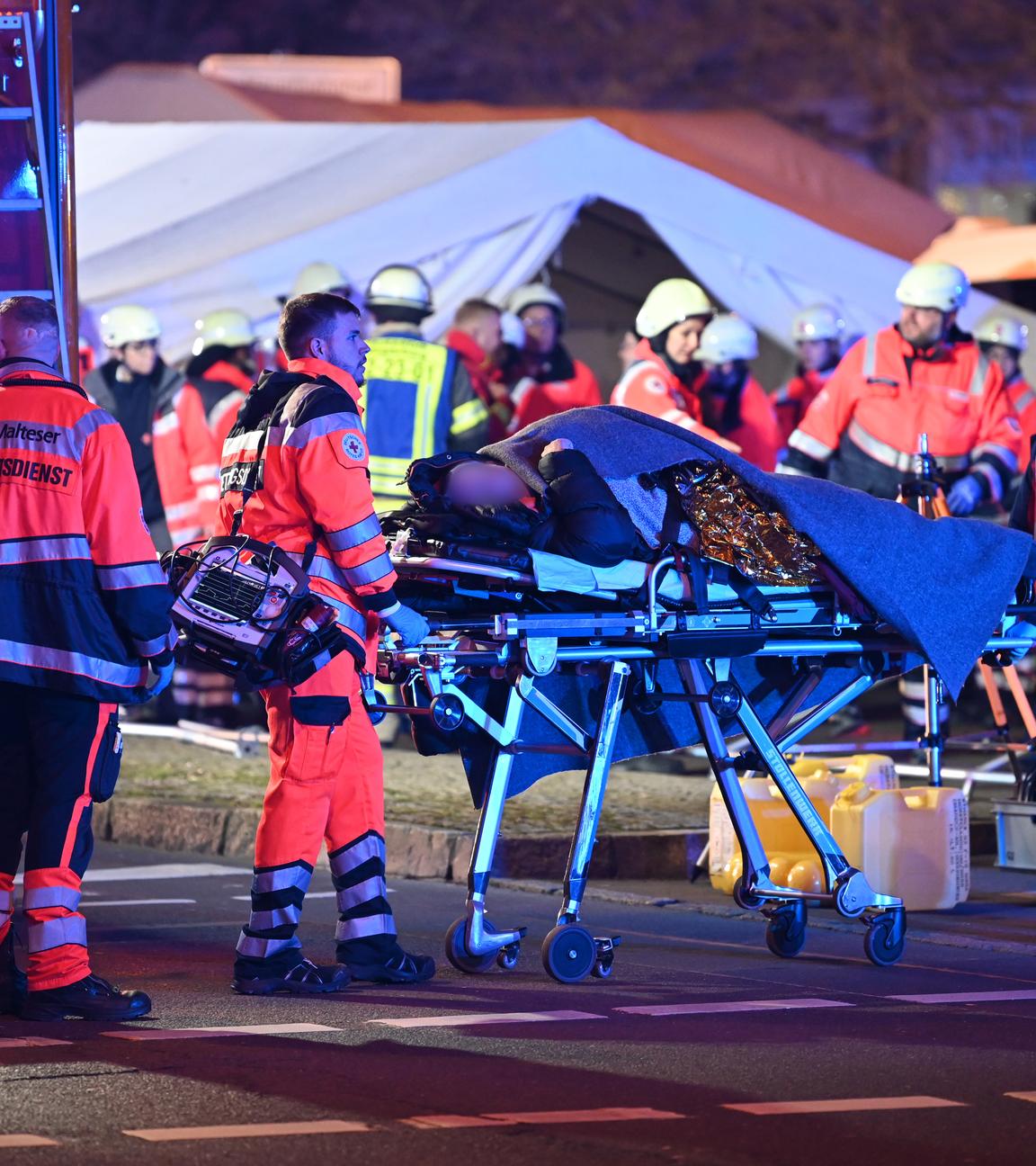 Auto fährt in Menschenmenge auf Magdeburger Weihnachtsmarkt