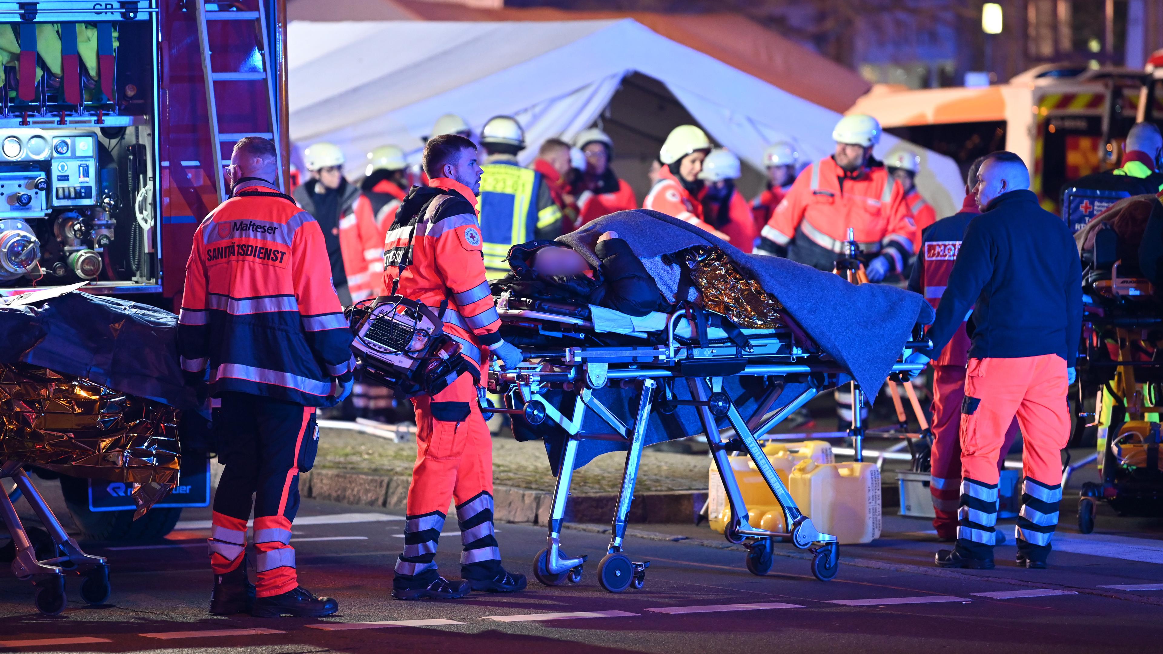 Auto fährt in Menschenmenge auf Magdeburger Weihnachtsmarkt