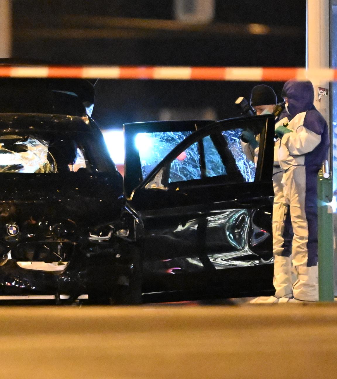 Die Spurensicherung arbeitet an einem Auto, mit dem ein Täter in eine Menschenmenge auf dem Weihnachtsmarkt in Magdeburg gefahren sein soll.