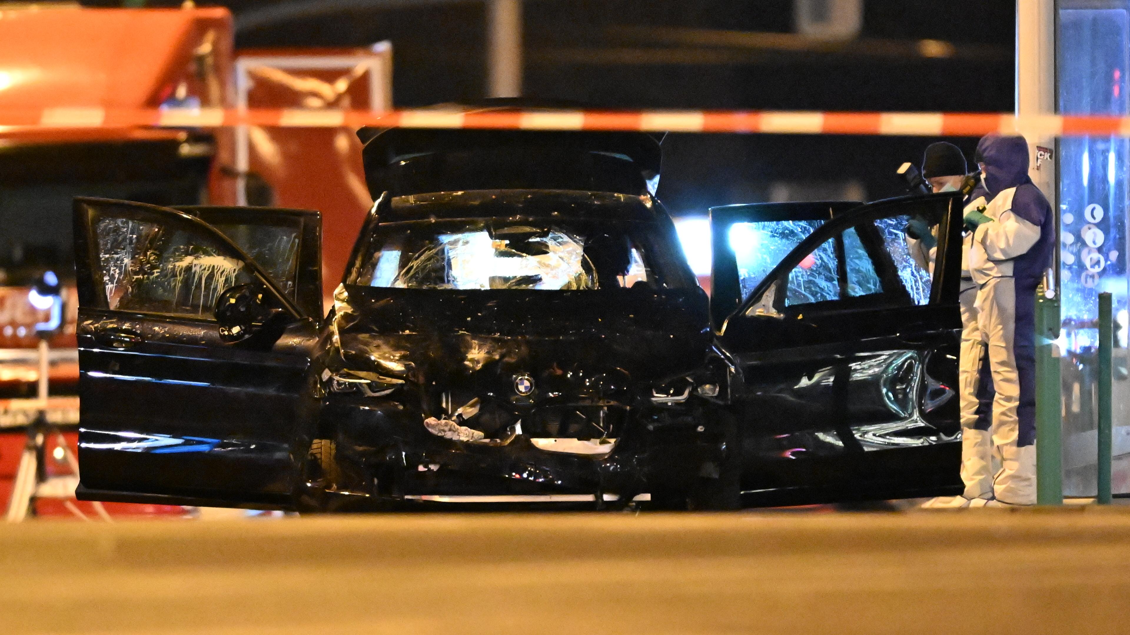 Die Spurensicherung arbeitet an einem Auto, mit dem ein Täter in eine Menschenmenge auf dem Weihnachtsmarkt in Magdeburg gefahren sein soll.