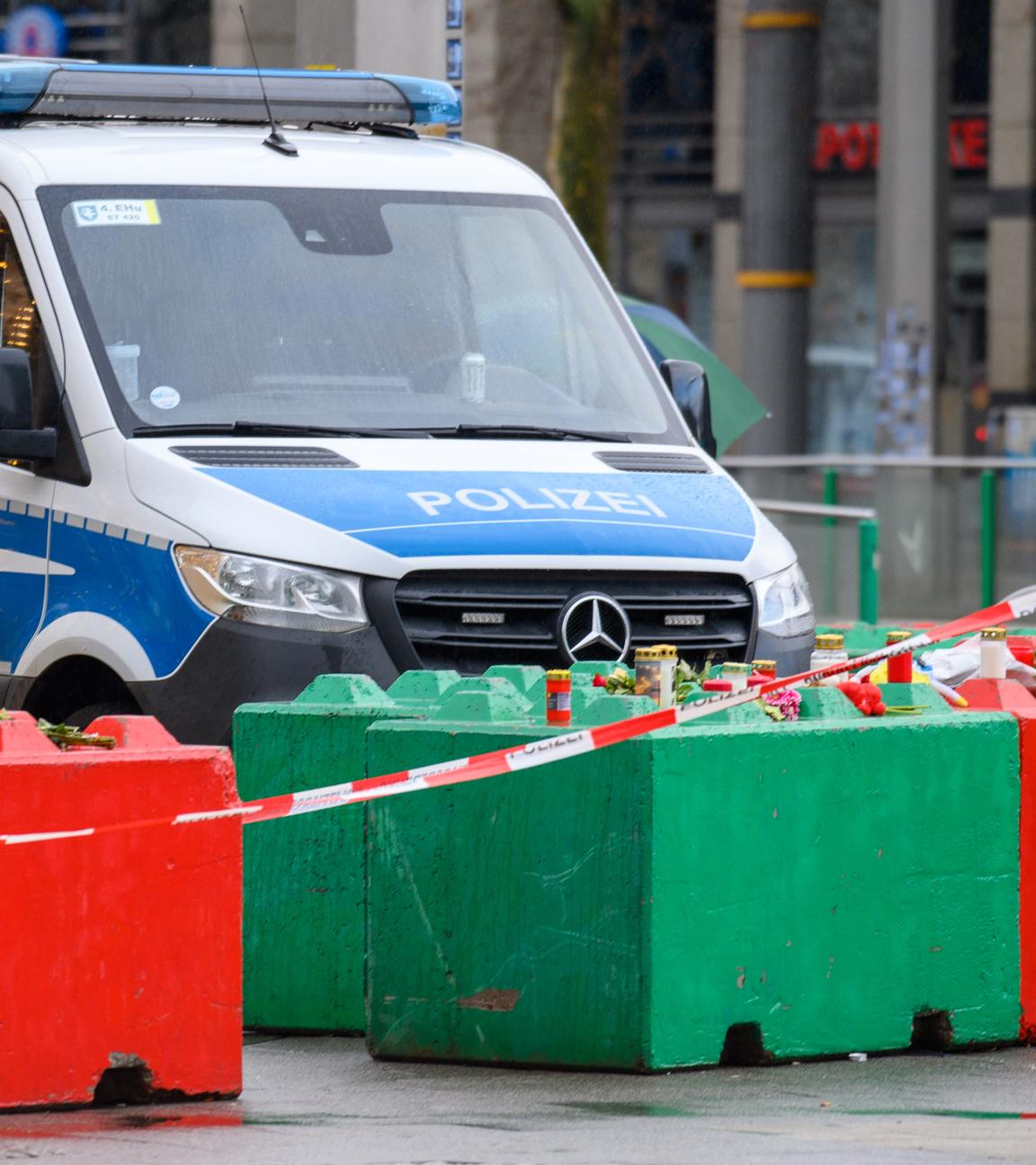 Absperrband flattert vor farbigen Betonsperren, die zum Schutz des Magdeburger Weihnachtsmarktes aufgestellt wurden.