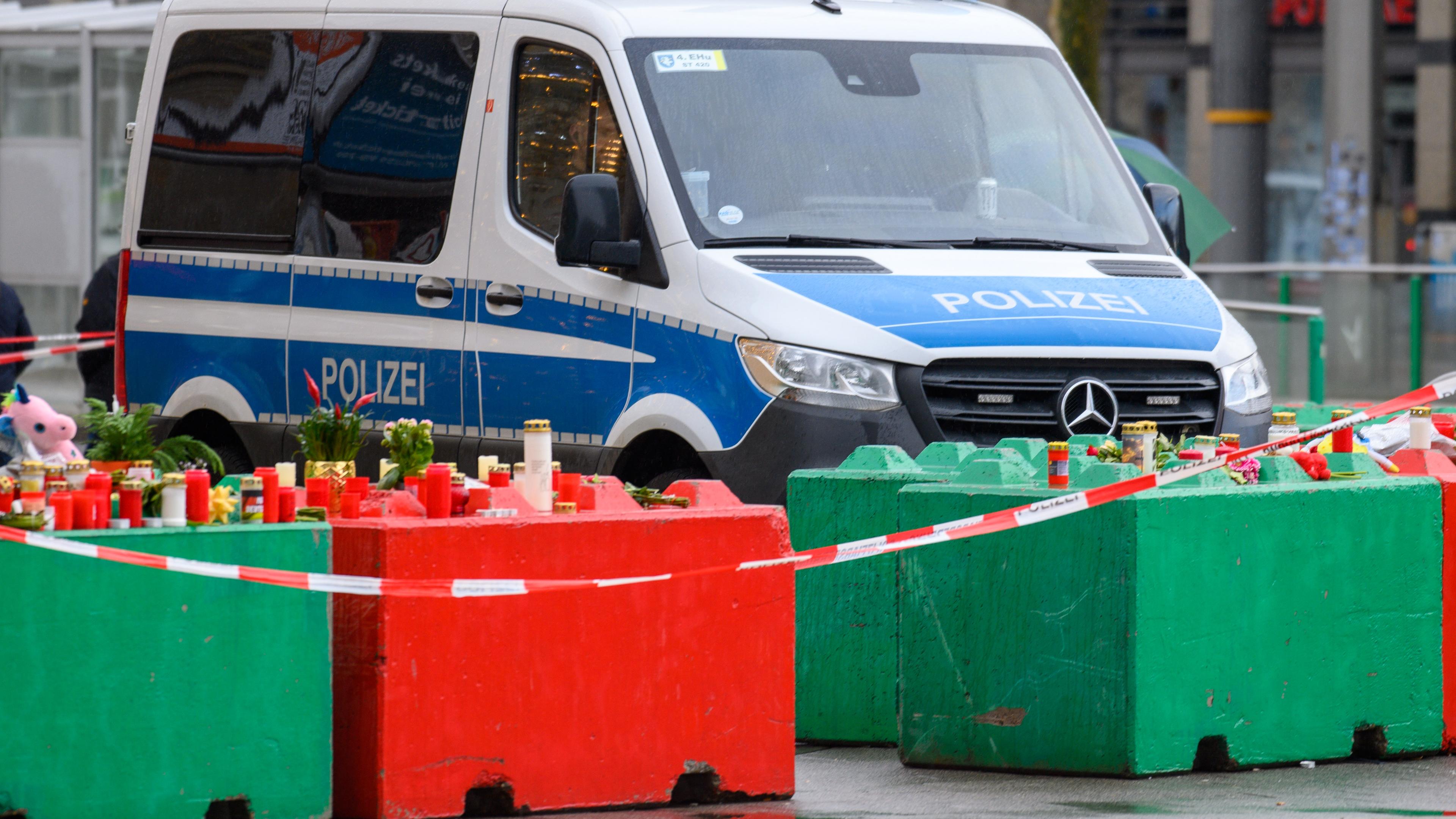 Absperrband flattert vor farbigen Betonsperren, die zum Schutz des Magdeburger Weihnachtsmarktes aufgestellt wurden.