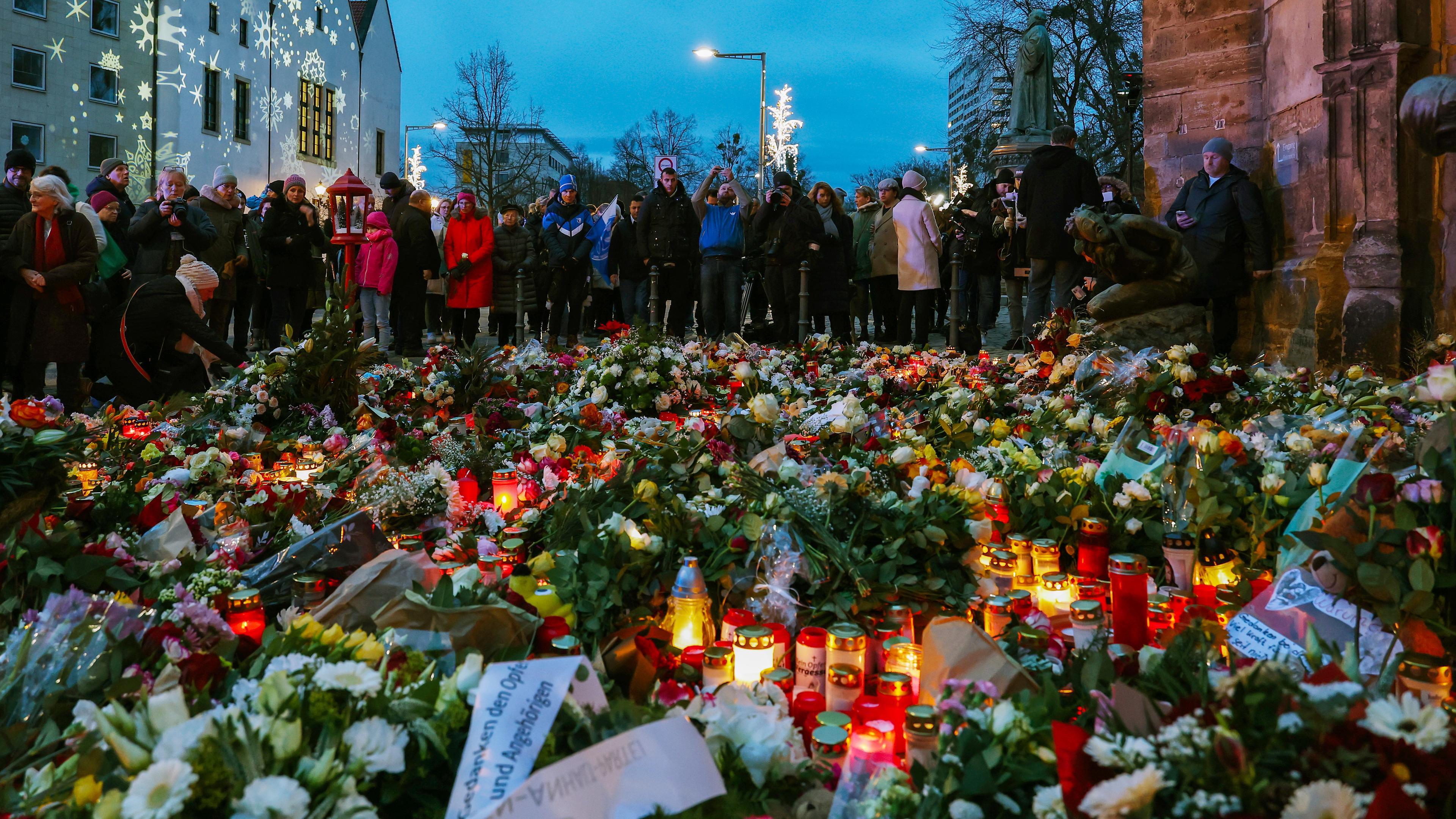 Blumen vor dem Weihnachtsmarkt in Magdeburg