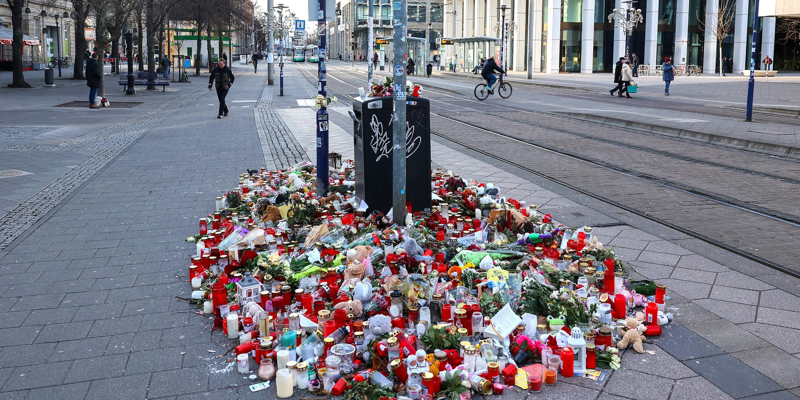 Blumen und Kerzen stehen im Gedenken an die Anschlagsopfer in der Innenstadt von Magdeburg