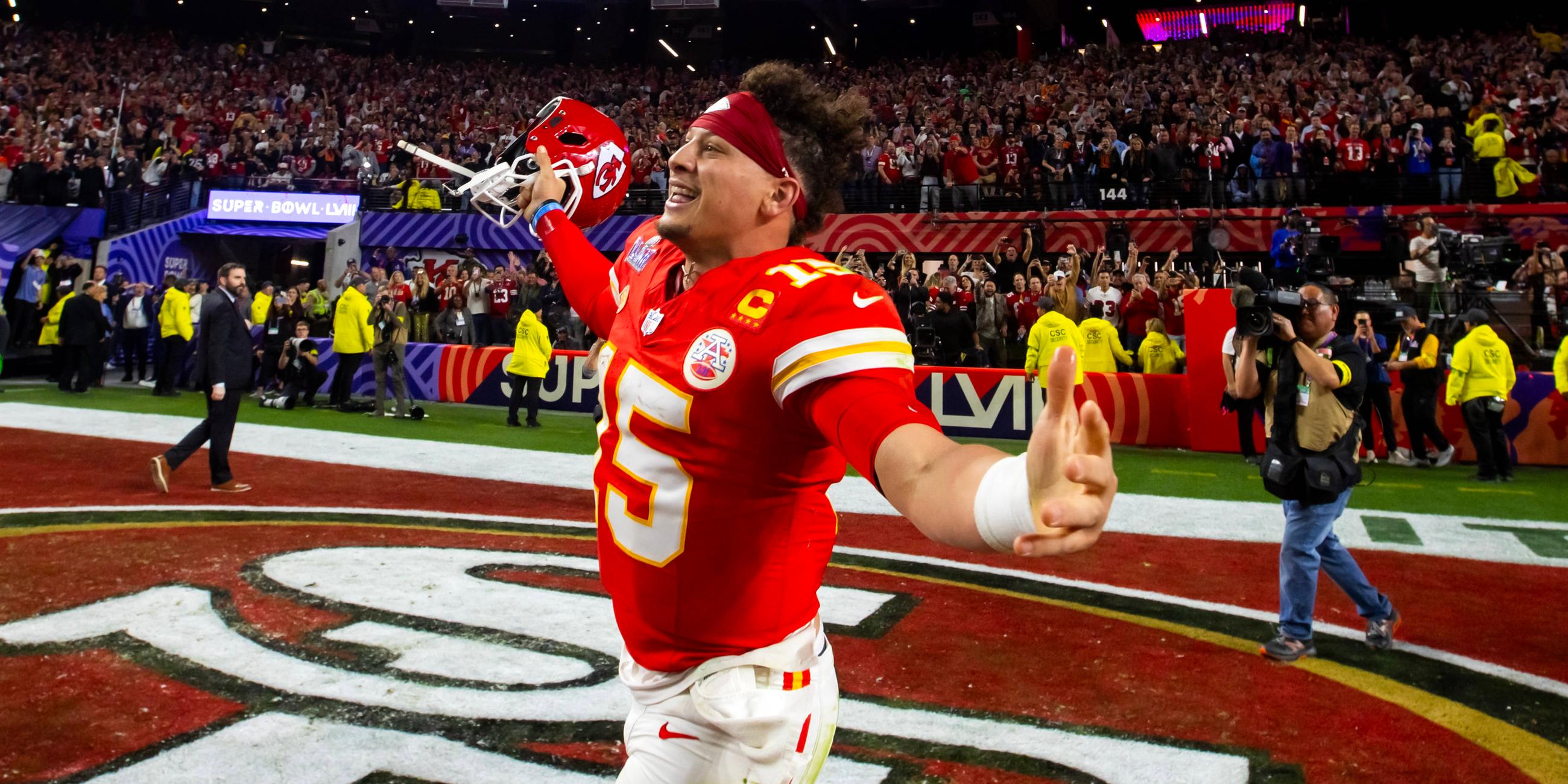 NFL, American Football, Super Bowl San Francisco 49ers - Kansas City Chiefs am 12. Februar 2024: Quarterback Patrick Mahomes läuft nach dem Schluss über den Platz.