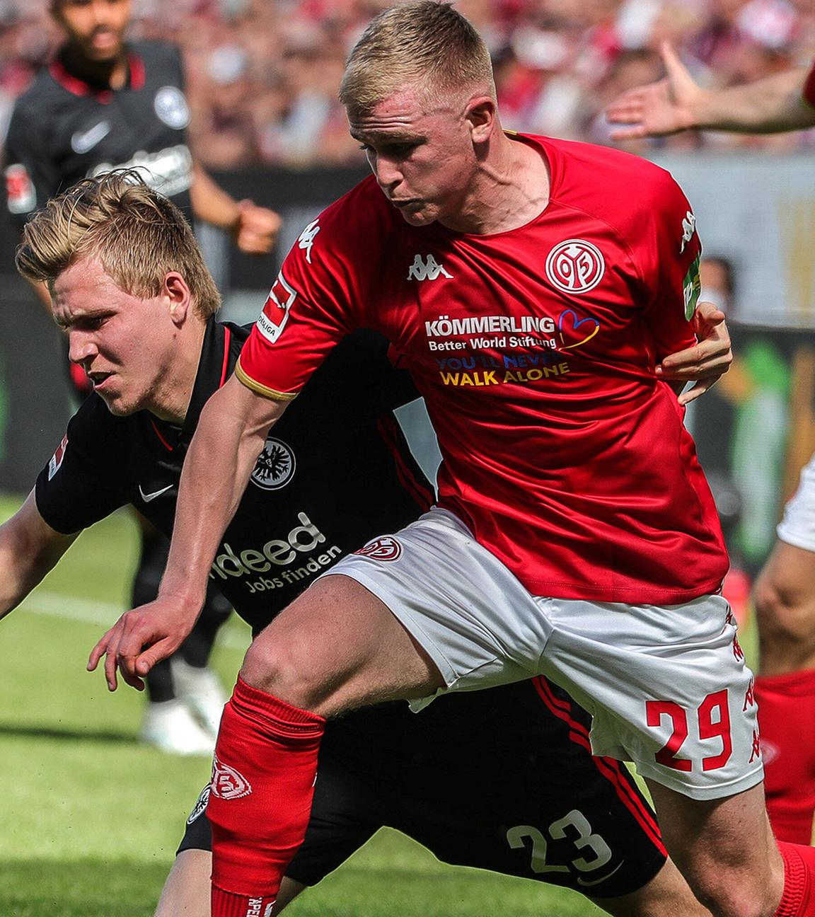 Jonathan Burkardt (Mainz) kämpft mit Jens Petter (Frankfurt) um den Ball am 15.05.2022. 