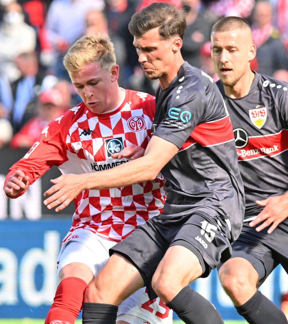 16.04.2022, Rheinland-Pfalz, Mainz: Fußball: Bundesliga, FSV Mainz 05 - VfB Stuttgart, 30. Spieltag, Mewa Arena. Der Mainzer Jonathan Burkhardt (l) spielt gegen Stuttgarts Pascal Stenzel. 