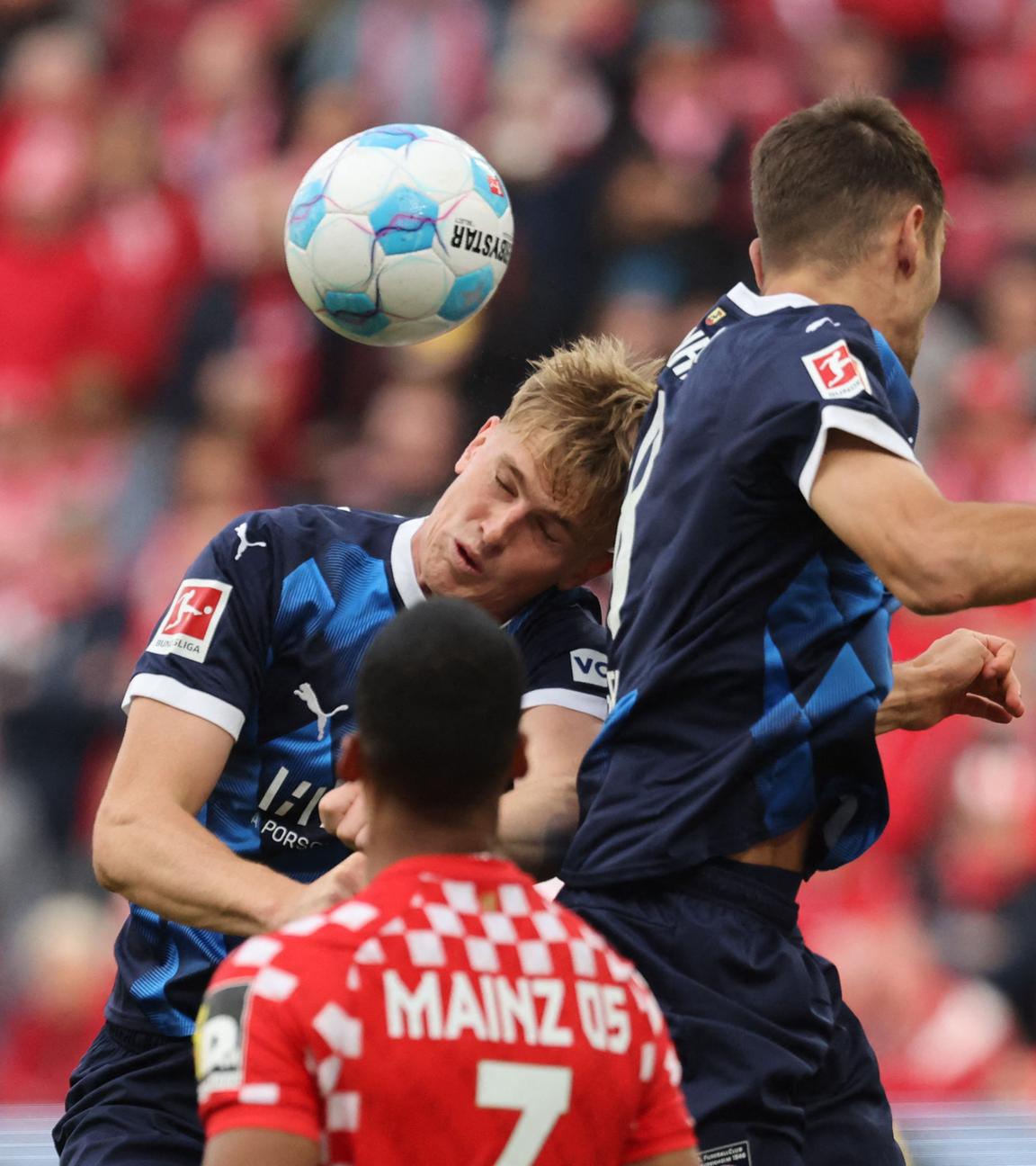 Marvin Pieringer (l), Moritz Jenz (m) und Mikkel Kaufmann kämpfen um den Ball.