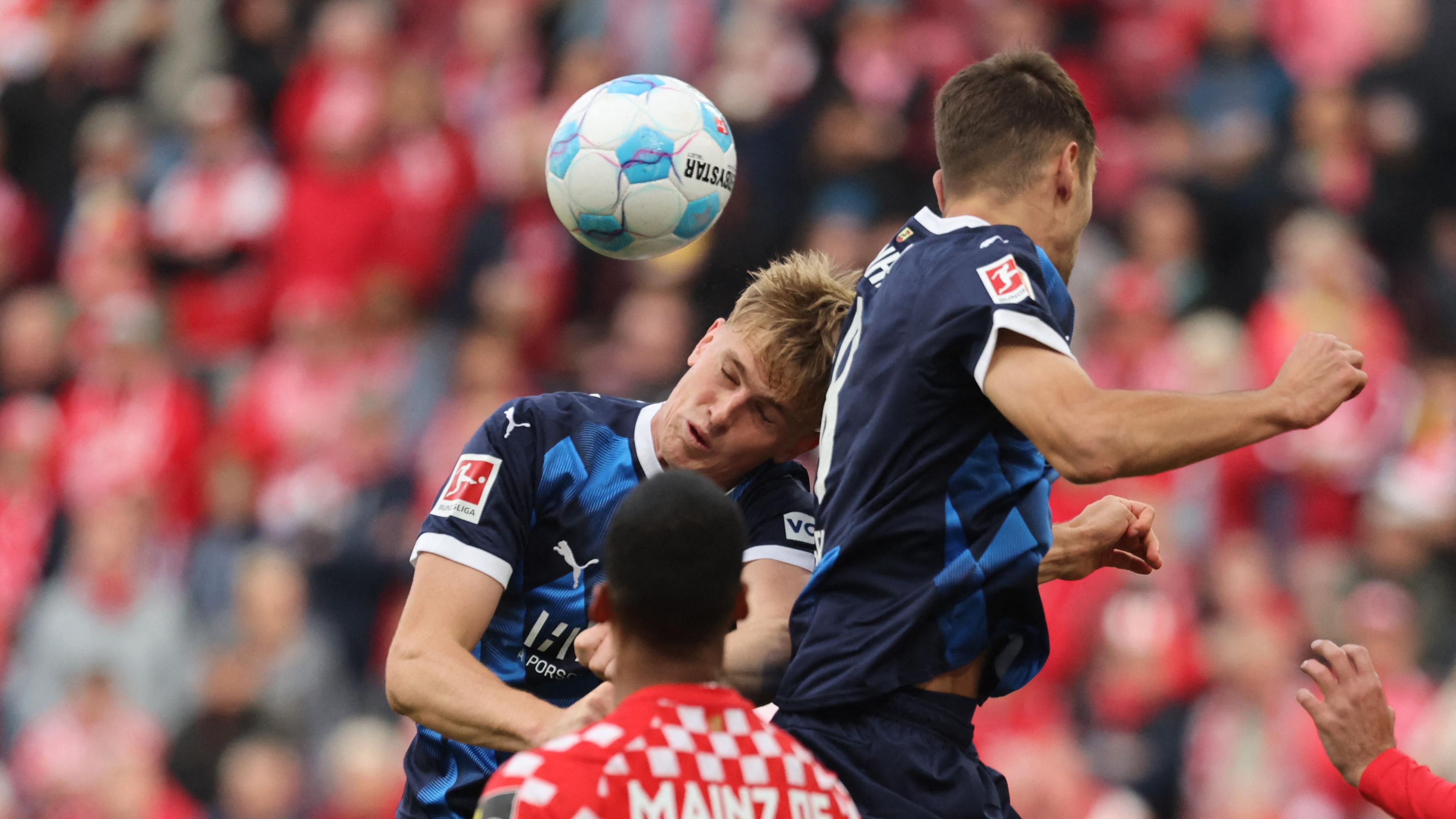 Marvin Pieringer (l), Moritz Jenz (m) und Mikkel Kaufmann kämpfen um den Ball.