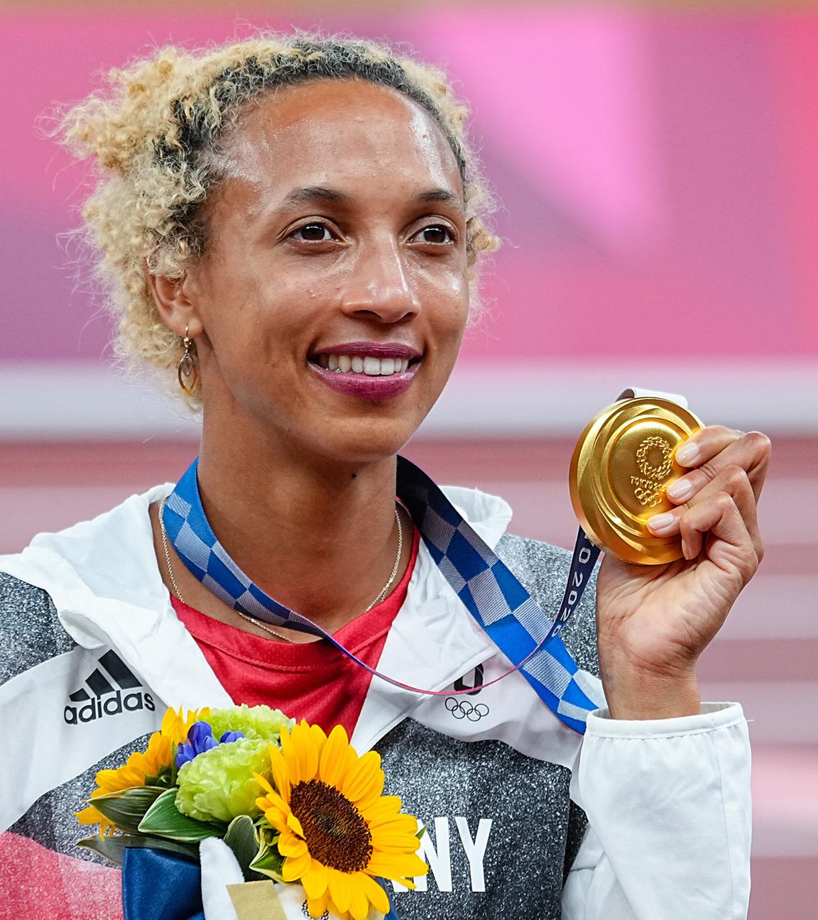 Malaika Mihambo aus Deutschland mit Goldmedaille bei der Siegerehrung, aufgenommen am 03.08.2021 in Tokio (Japan)
