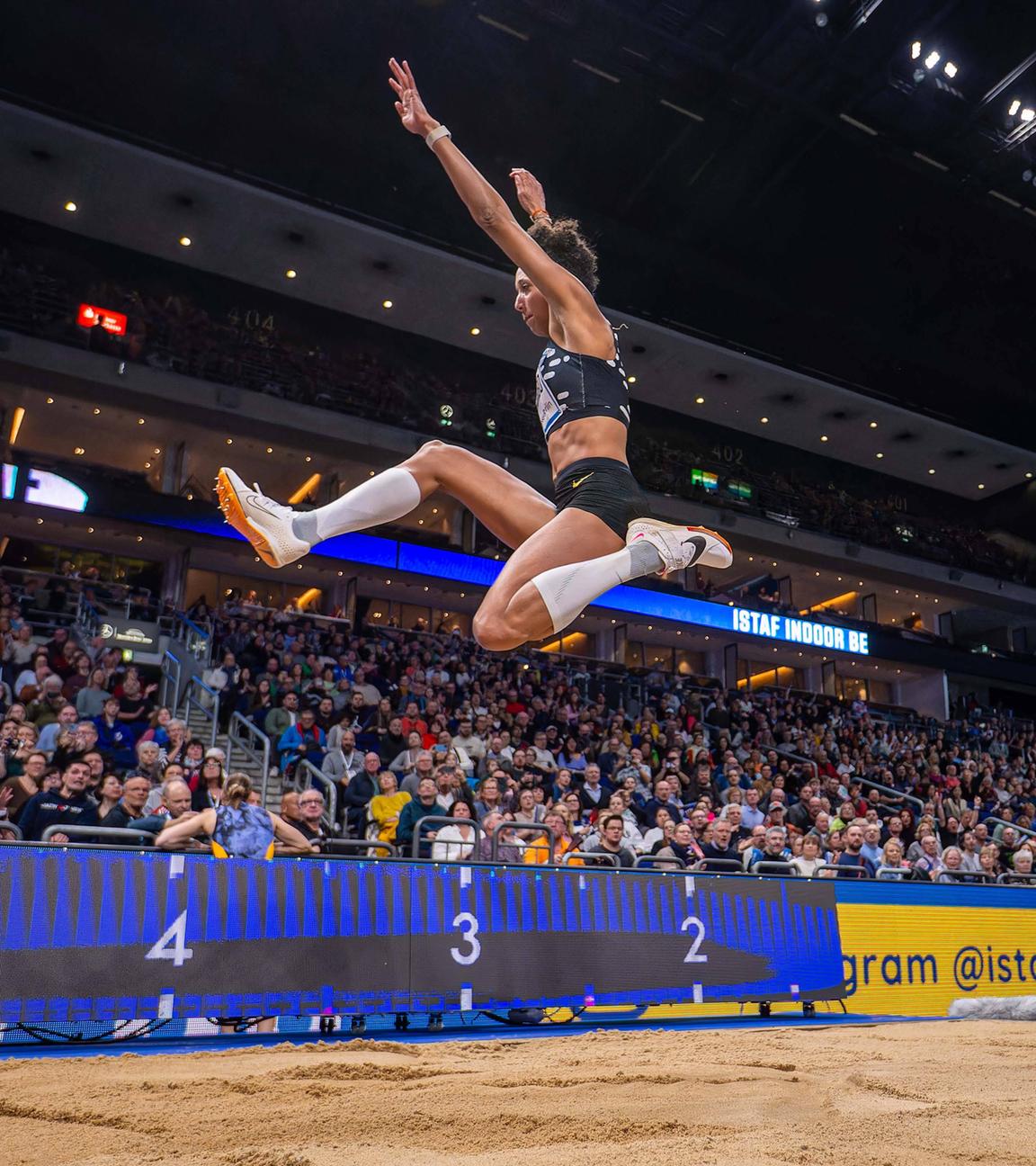 Malaika Mihambo in Aktion bei Weitsprung bei der ISTAF Indoor in Berlin.