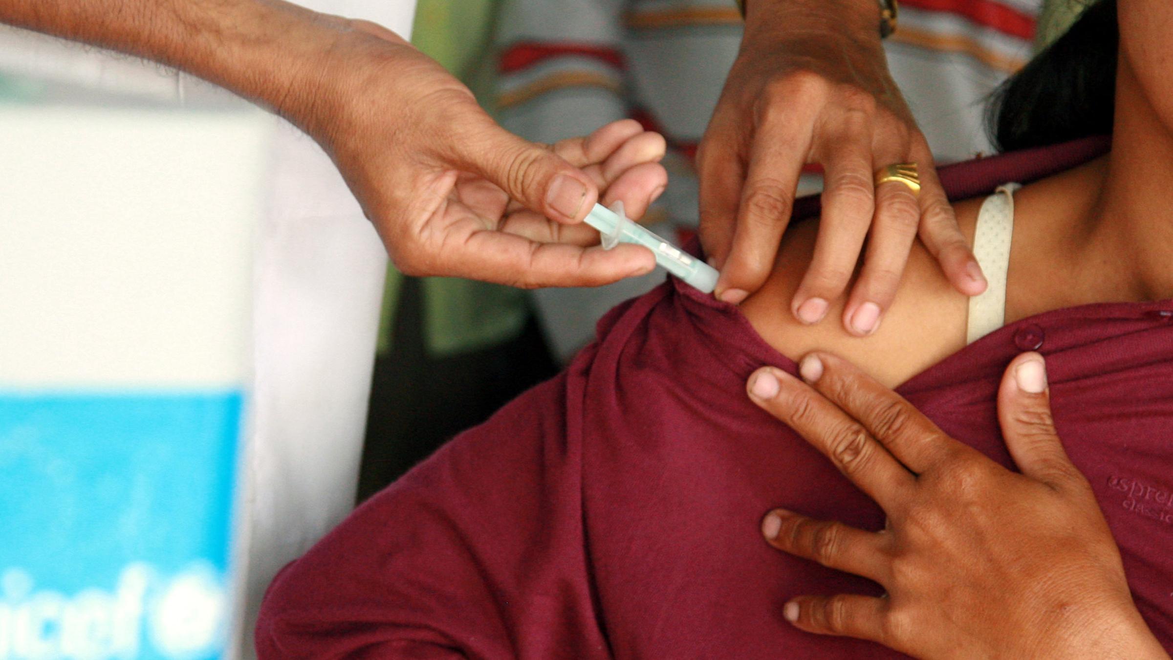 Bei einem Arzt in Svay Rieng in Kambodscha sind am 25.10.2007 Frauen und Kinder zum Impfen in der Sprechstunde in einem ärztlichen Versorgungszentrum.