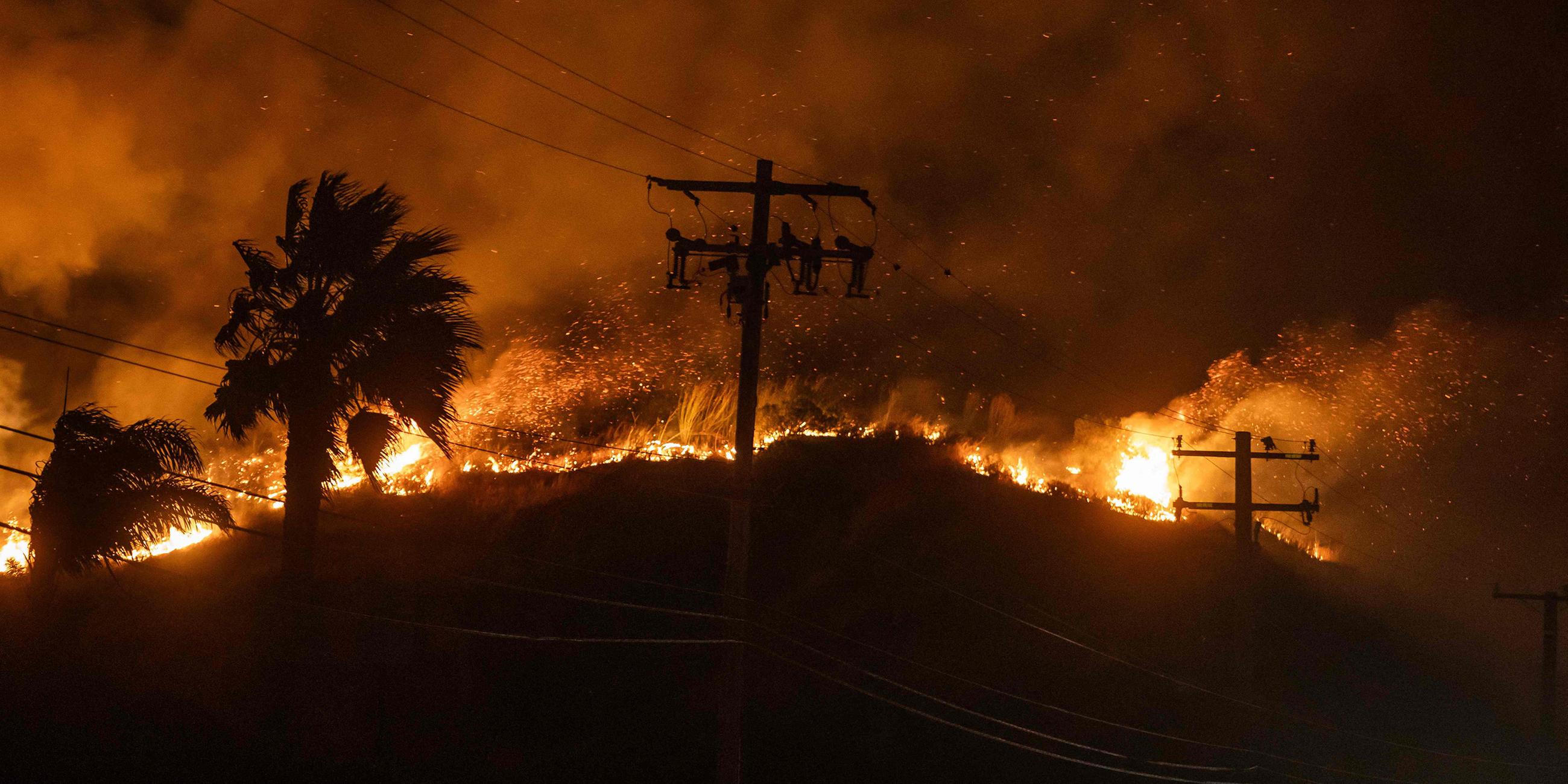 Buschfeuer am Pacific Coast Highway bei Malibu, Kalifornien