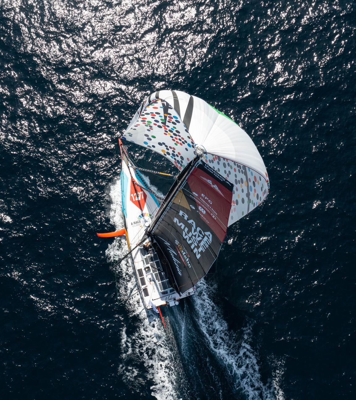 Boris Herrmann und „Malizia – Seaexplorer“. Ein Segelboot auf dem Meer von oben fotografiert.