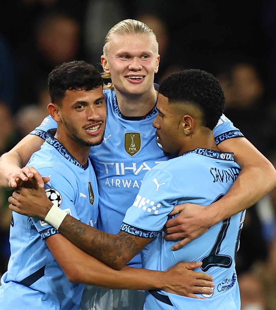 Manchester Citys Erling Haaland feiert seinen vierten Treffer mit Manchester Citys Savinho und Manchester Citys Matheus Nunes.