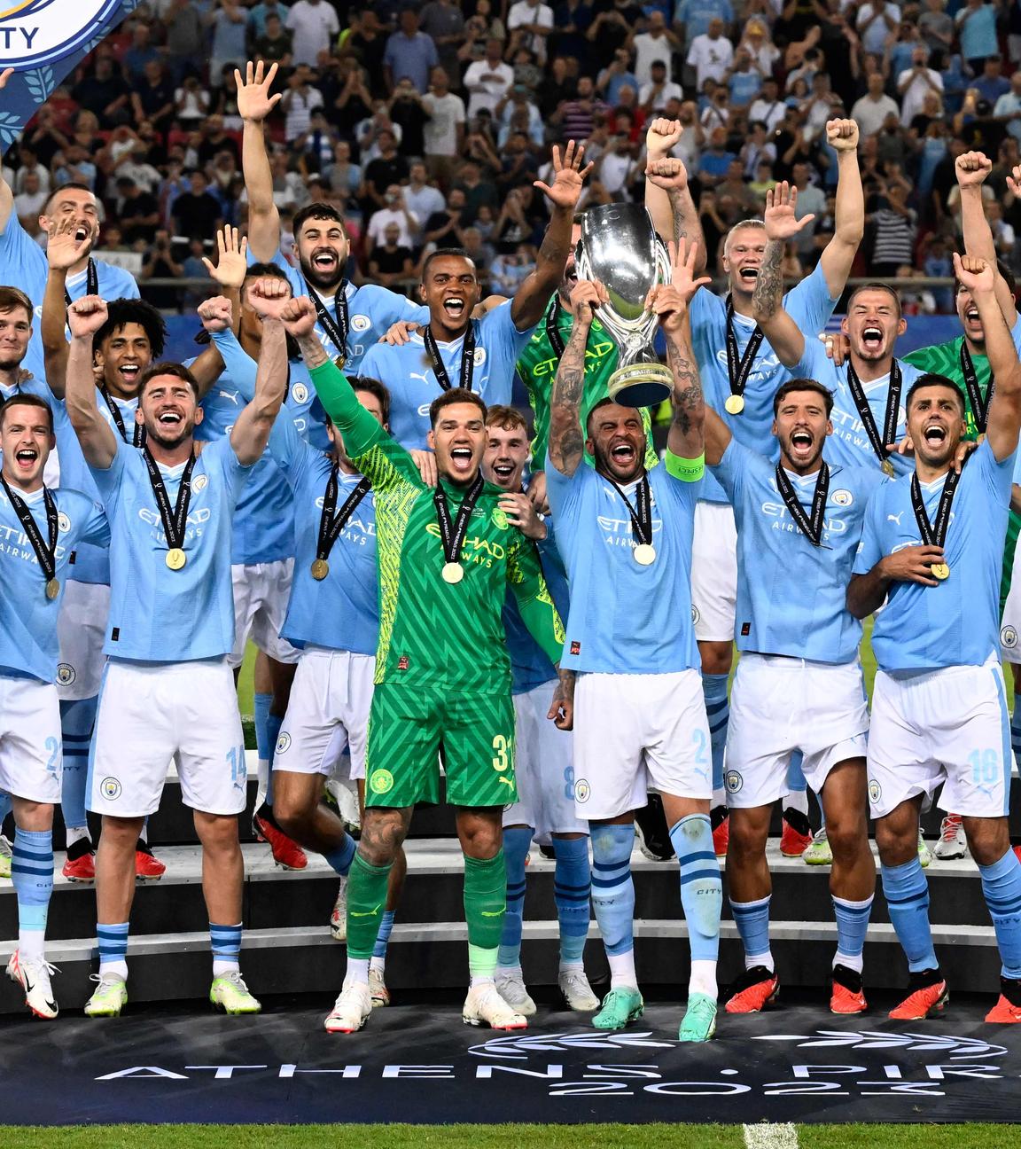 Die Mannschaft von Manchester City präsentiert den UEFA Supercup