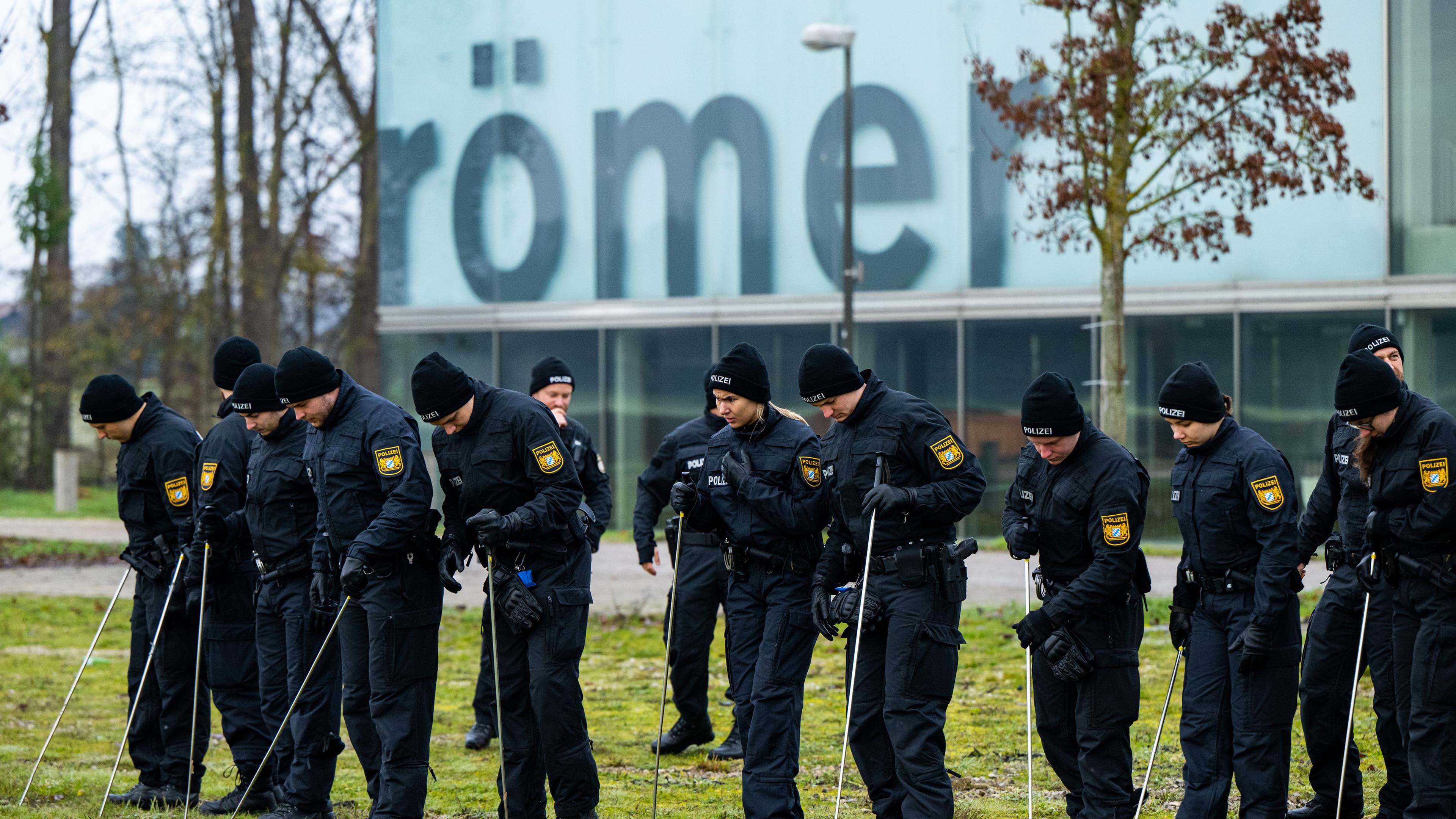 Einsatzkräfte der Bereitschaftspolizei suchen Umgebung des Museums ab.