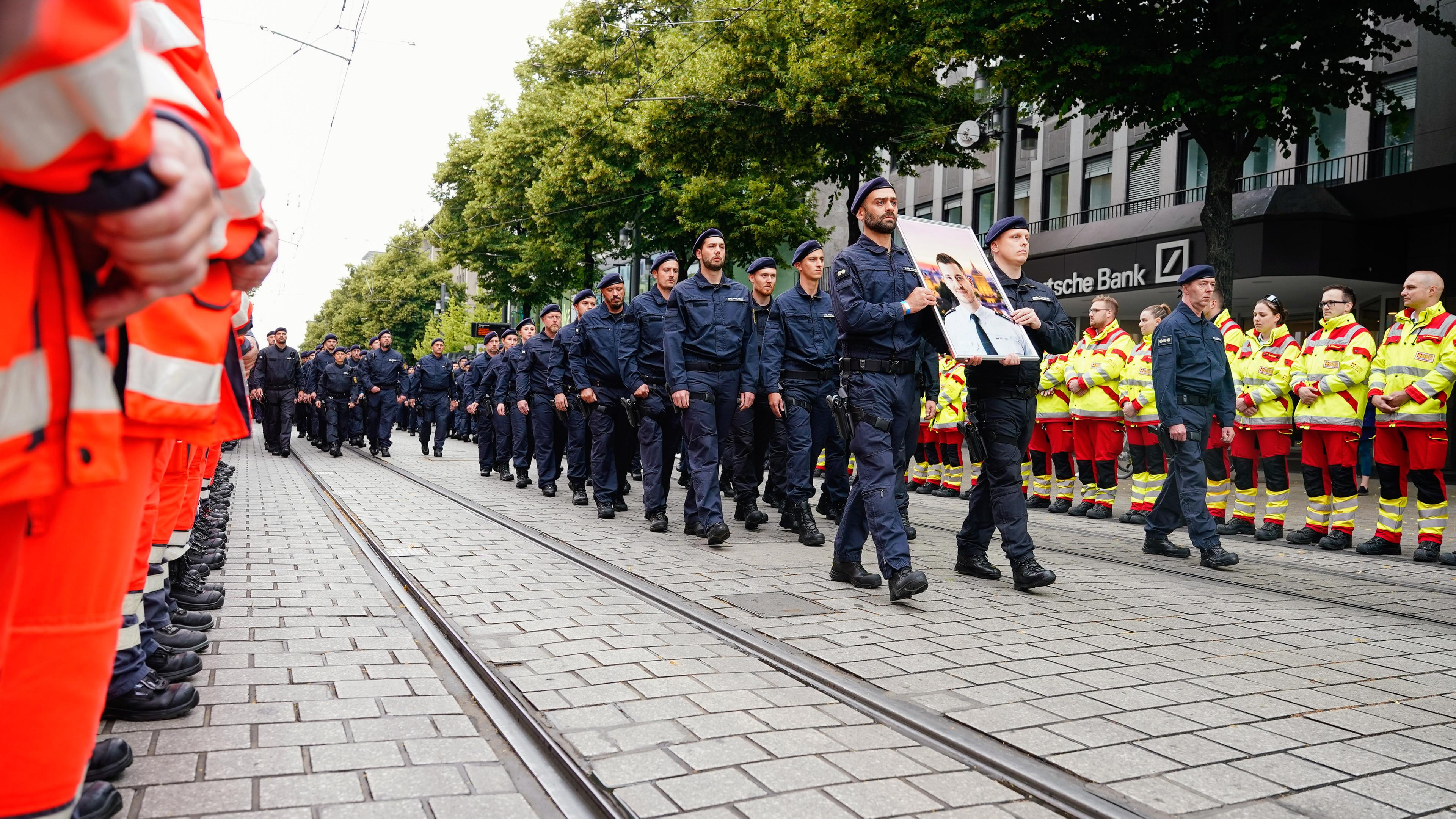 Baden-Württemberg, Mannheim: Polizisten gehen bei einem Trauermarsch für den bei einer Messerattacke tödlich verletzten Polizisten Rouven Laur durch die Innenstadt.