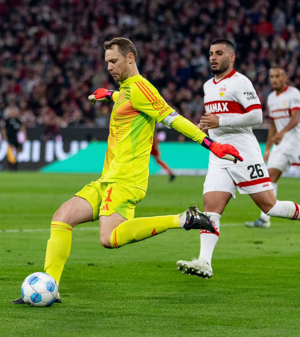 Manuel Neuer (Torwart, FC Bayern Muenchen) schlägt einen Pass vor dem Stuttgarter Deniz Undav.