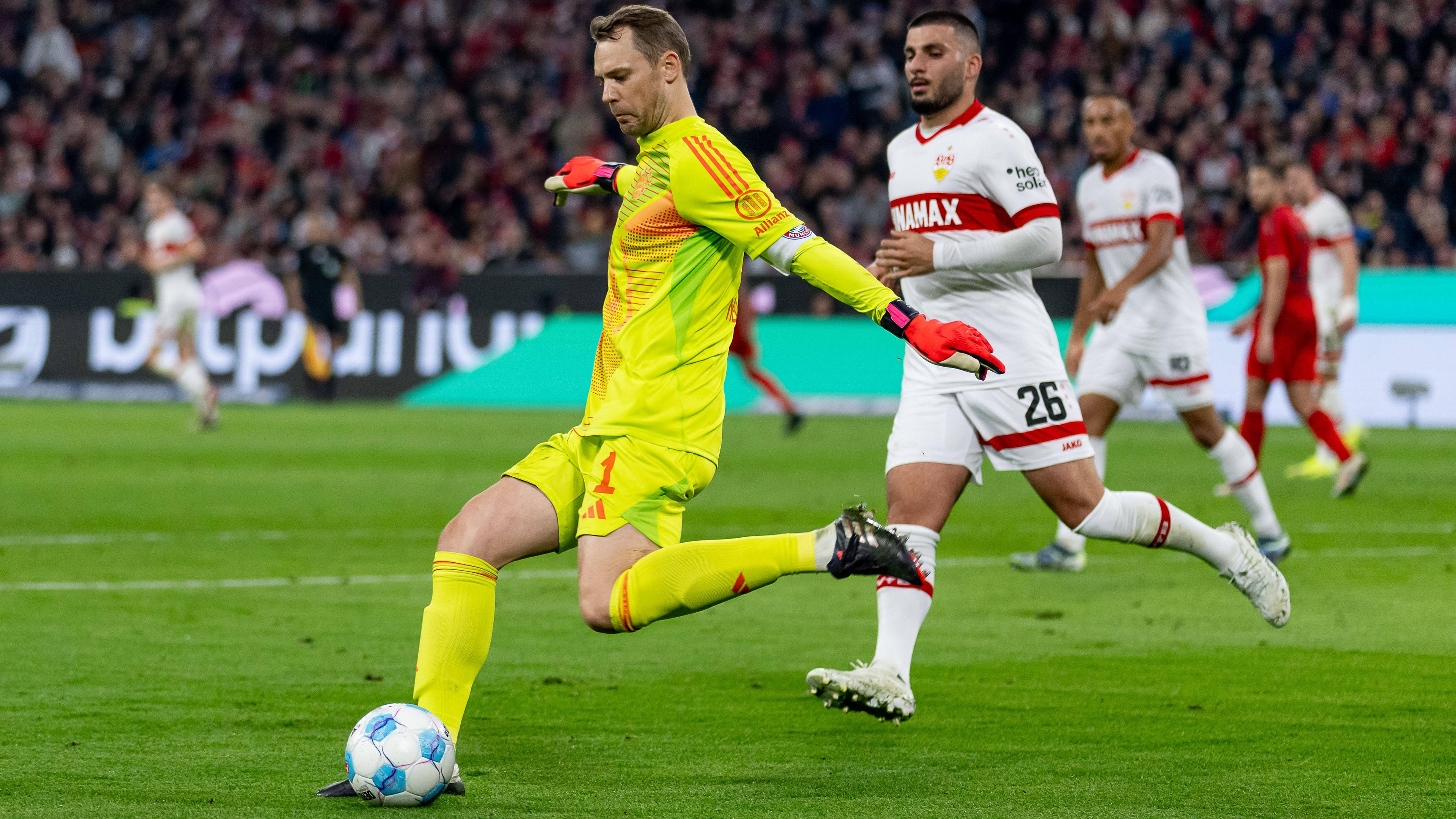 Manuel Neuer (Torwart, FC Bayern Muenchen) schlägt einen Pass vor dem Stuttgarter Deniz Undav.