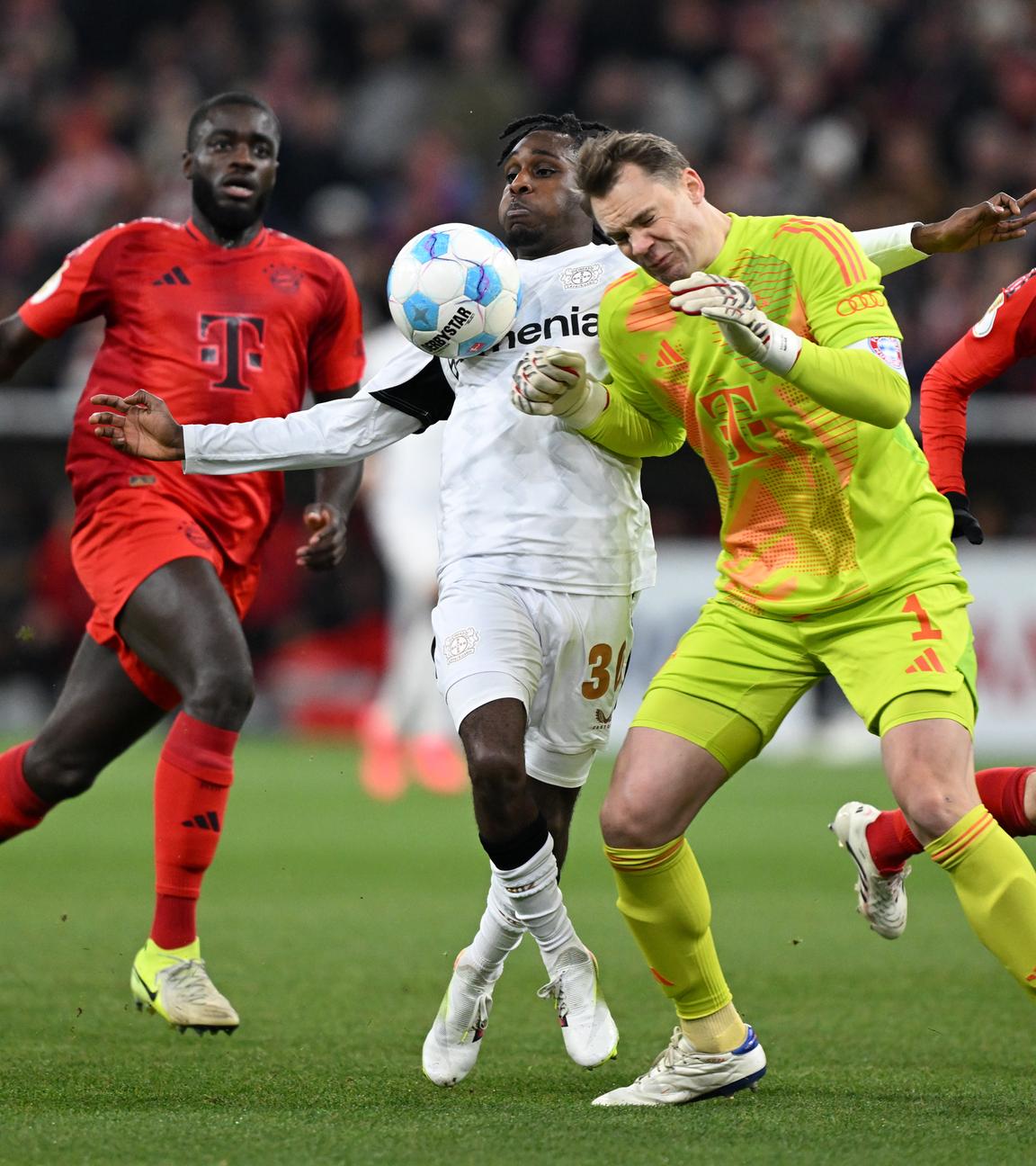 Fußball: Manuel Neuer foult Jeremie Frimpong im Pokalspiel Bayern München gegen Leverkusen.