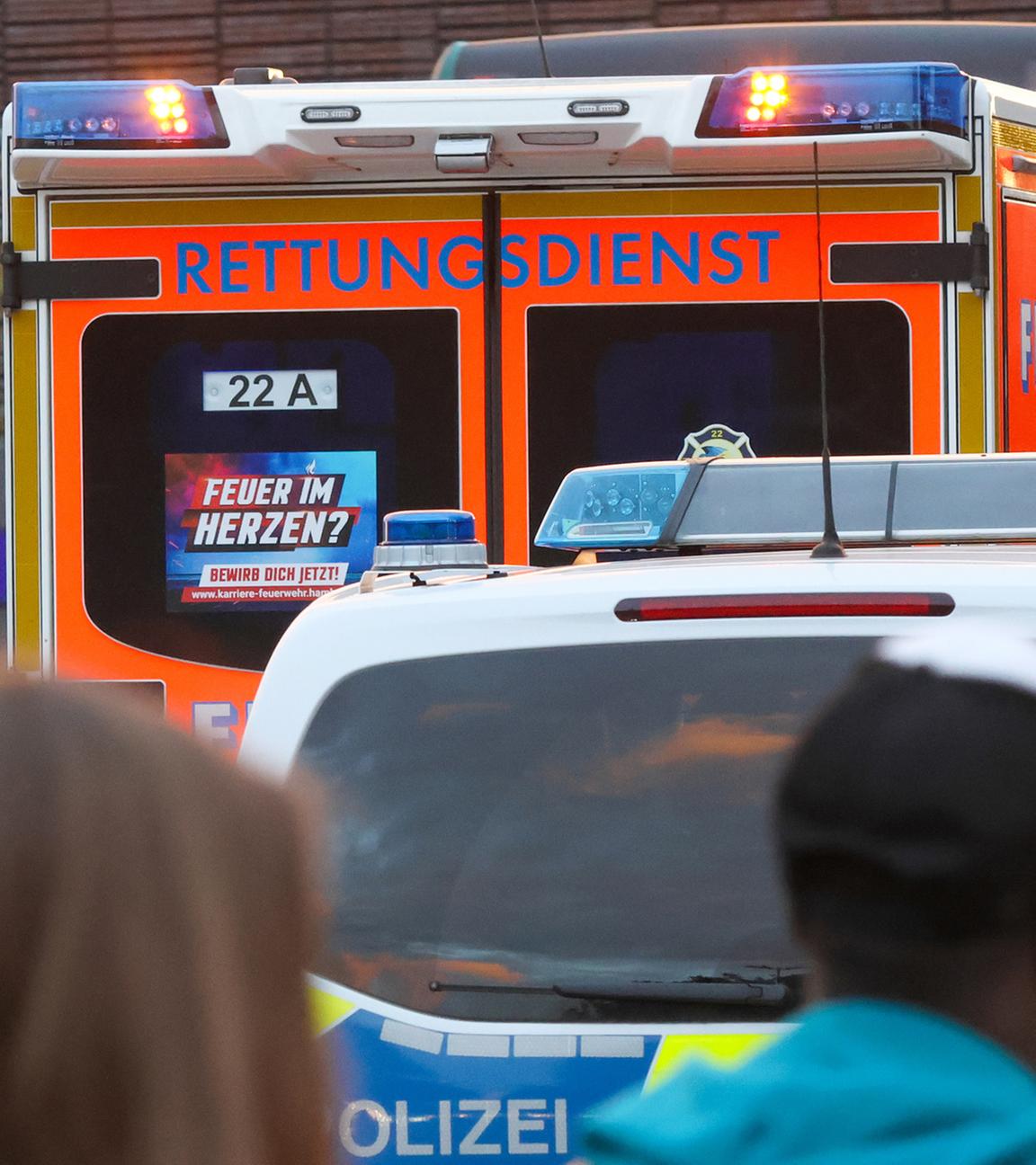 Einsatzwagen der Feuerwehr und der Polizei stehen vor dem Hauptbahnhof.