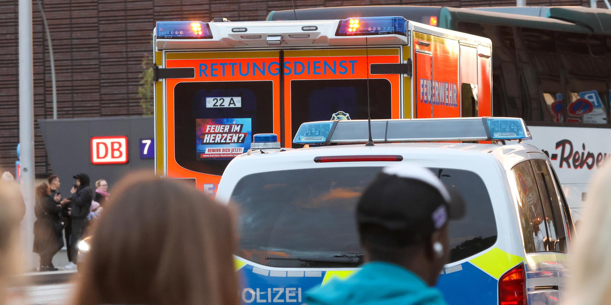 Einsatzwagen der Feuerwehr und der Polizei stehen vor dem Hauptbahnhof.