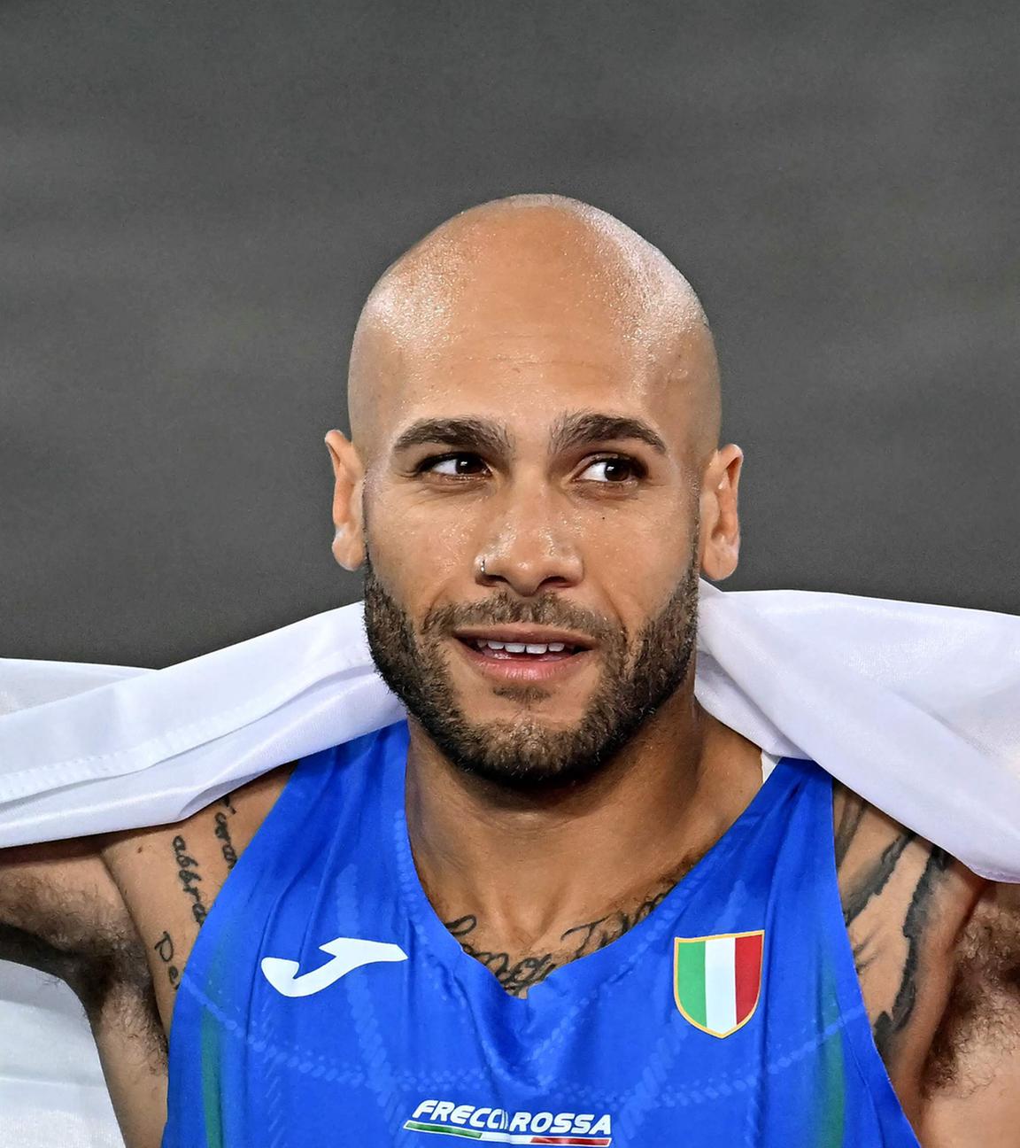 Der italienische Leichtathlet Lamont Marcell Jacobs jubelt nach dem Gewinn der Goldmedaille.