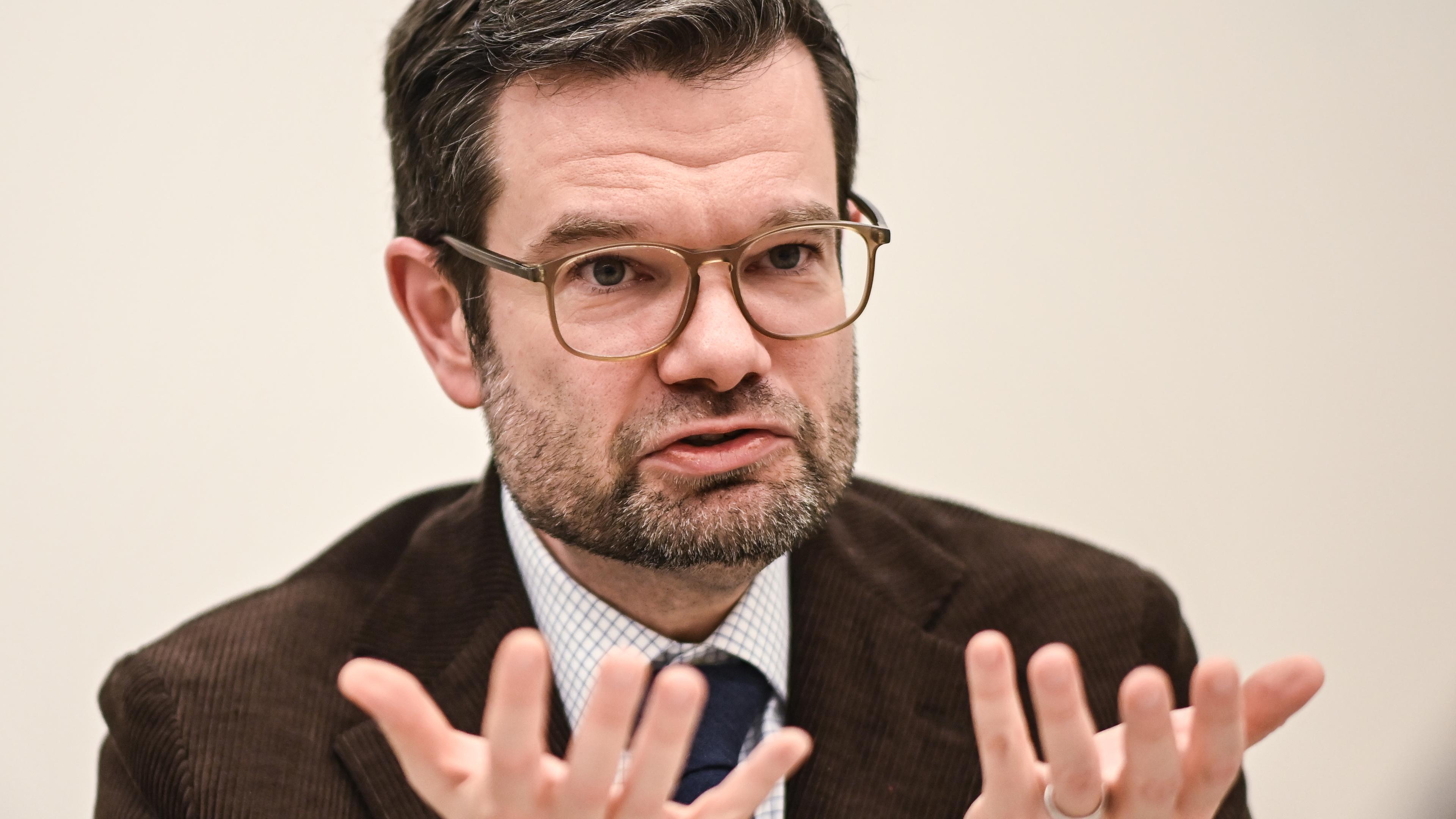  Marco Buschmann (FDP), Bundesminister der Justiz, gestikuliert bei einem Interview.