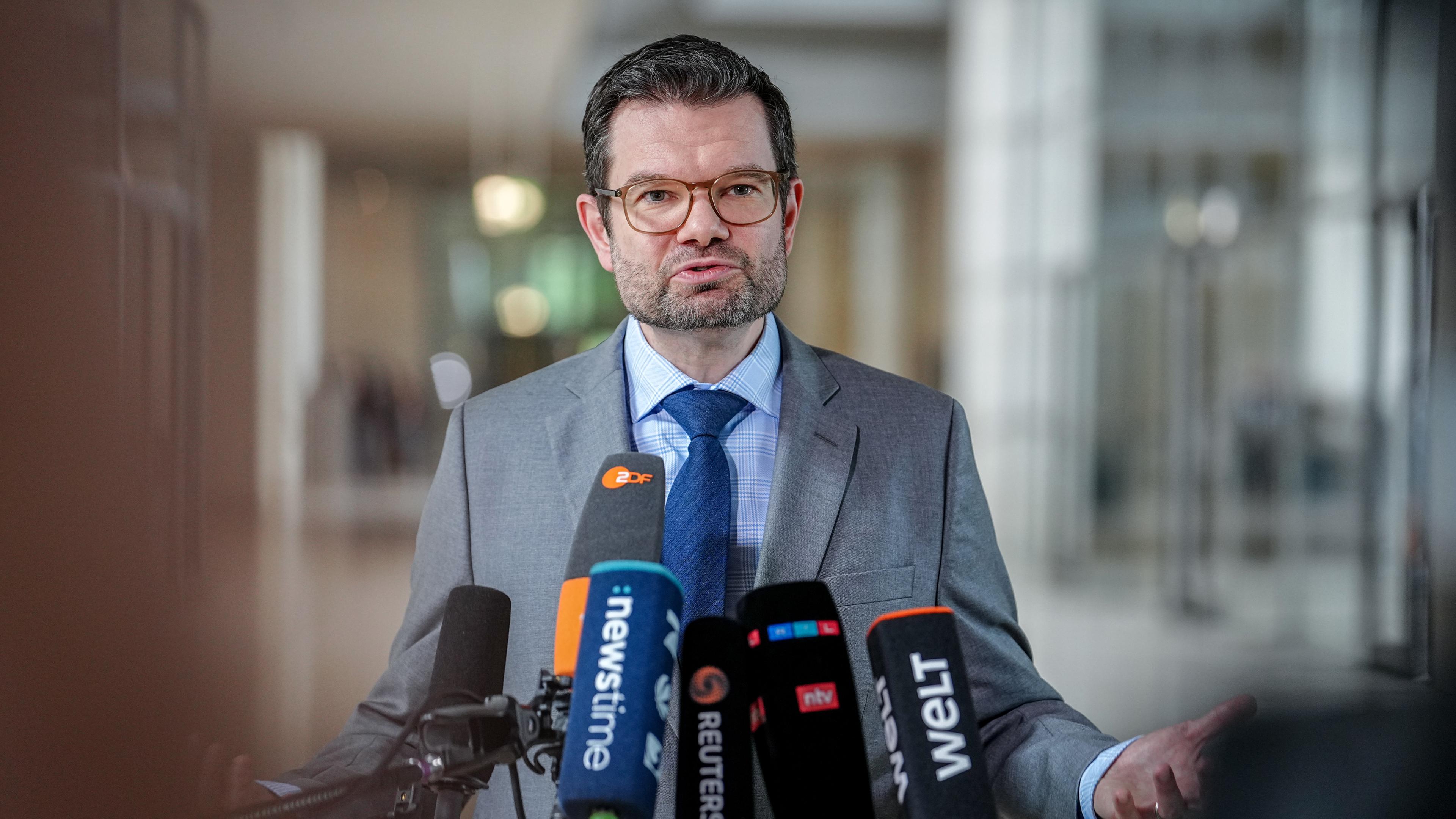 Justizminister Marco Buschmann steht vor Mikrofonen. (Archivfoto)