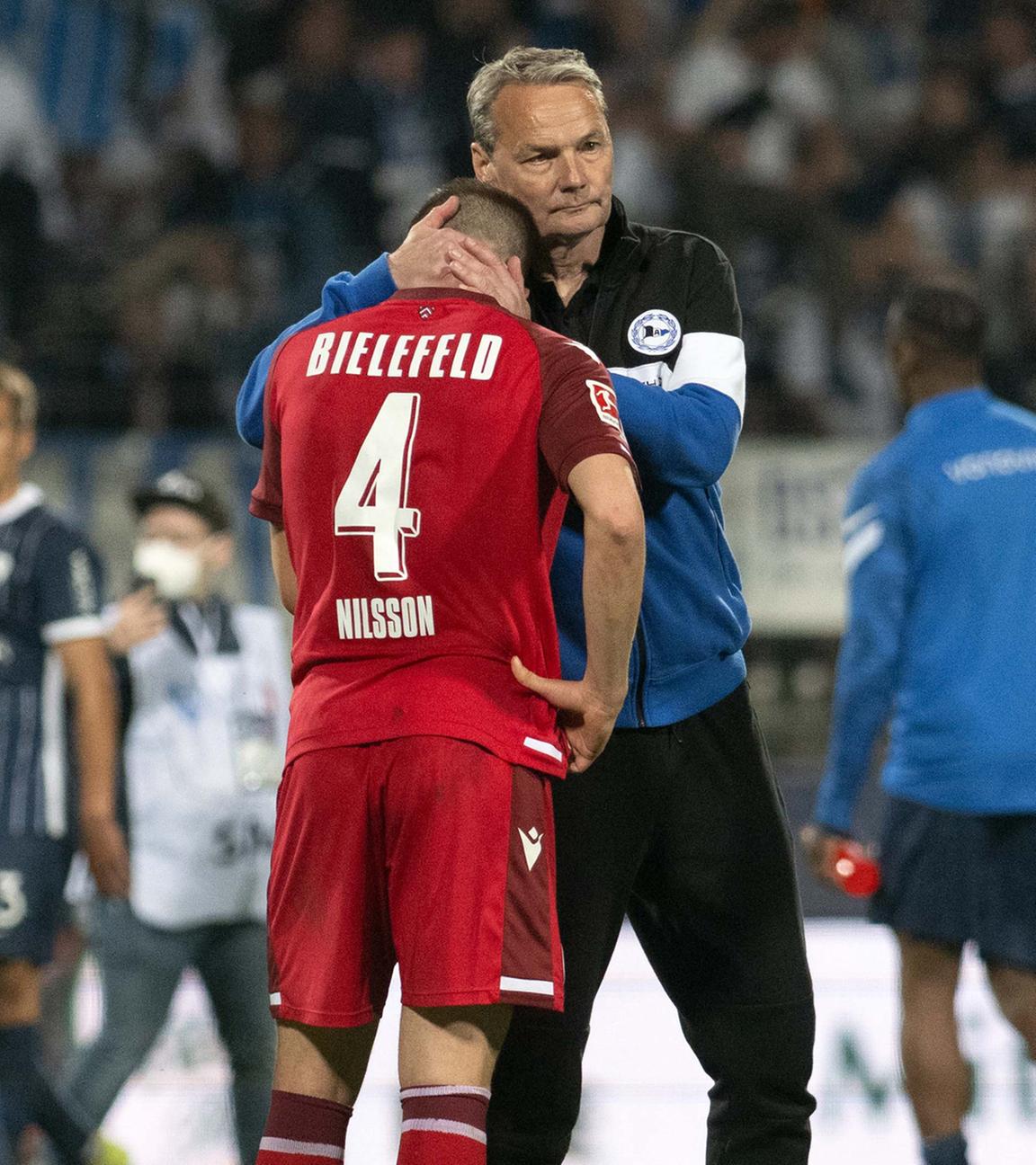 06.05.2022, Nordrhein-Westfalen, Bochum: Fußball: 1. Bundesliga, VfL Bochum - Arminia Bielefeld, 33. Spieltag, Vonovia Ruhrstadion. Bielefelds Trainer Marco Kostmann tröstet Bielefelds Joakim Nilsson.