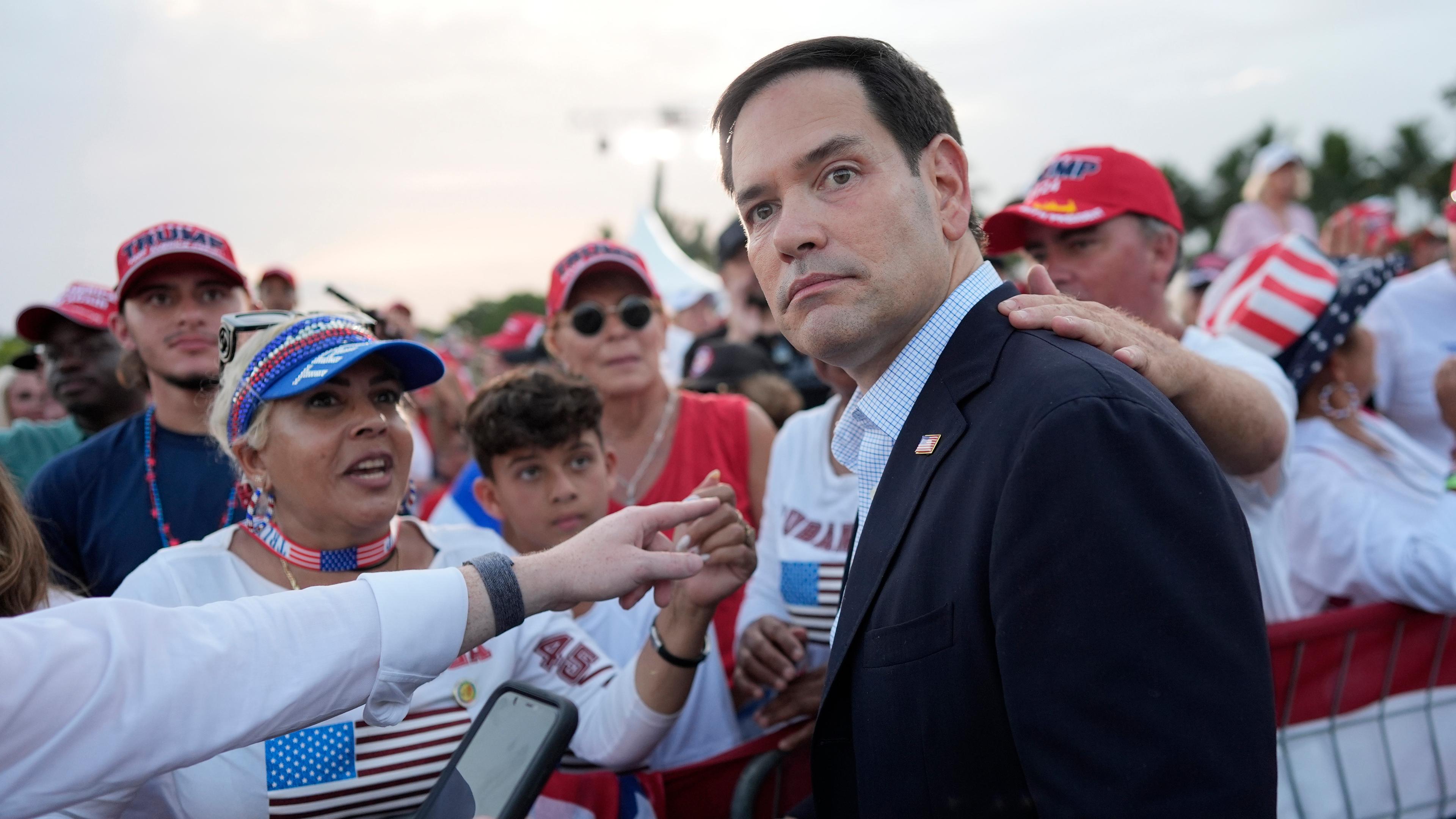 Senator Marco Rubio, R-Fla., trifft ein, bevor Donald Trump bei einer Wahlkampfveranstaltung im Trump National Doral Miami am 9. Juli 2024, spricht.