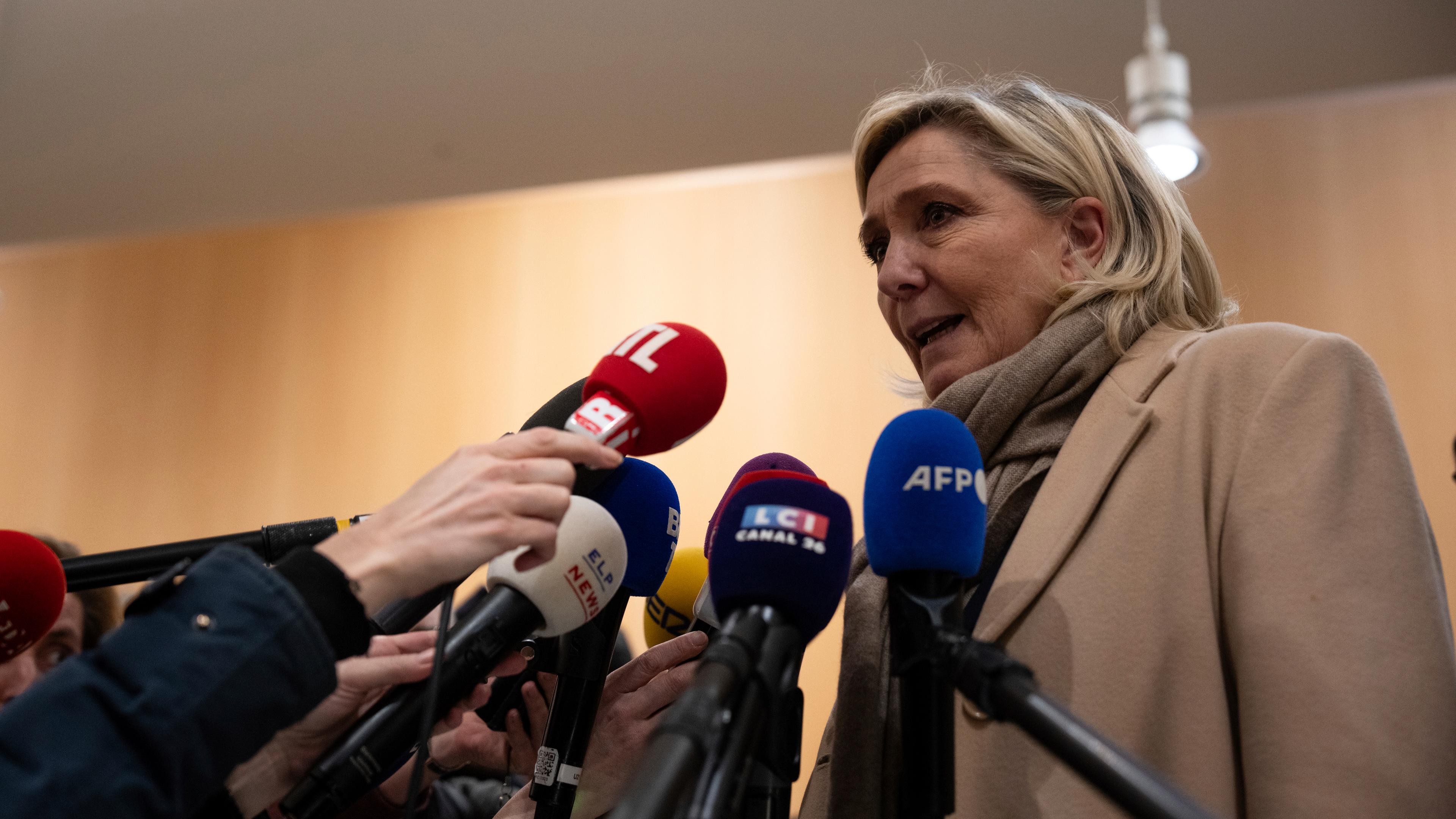 Marine Le Pen beantwortet Fragen von Reportern.