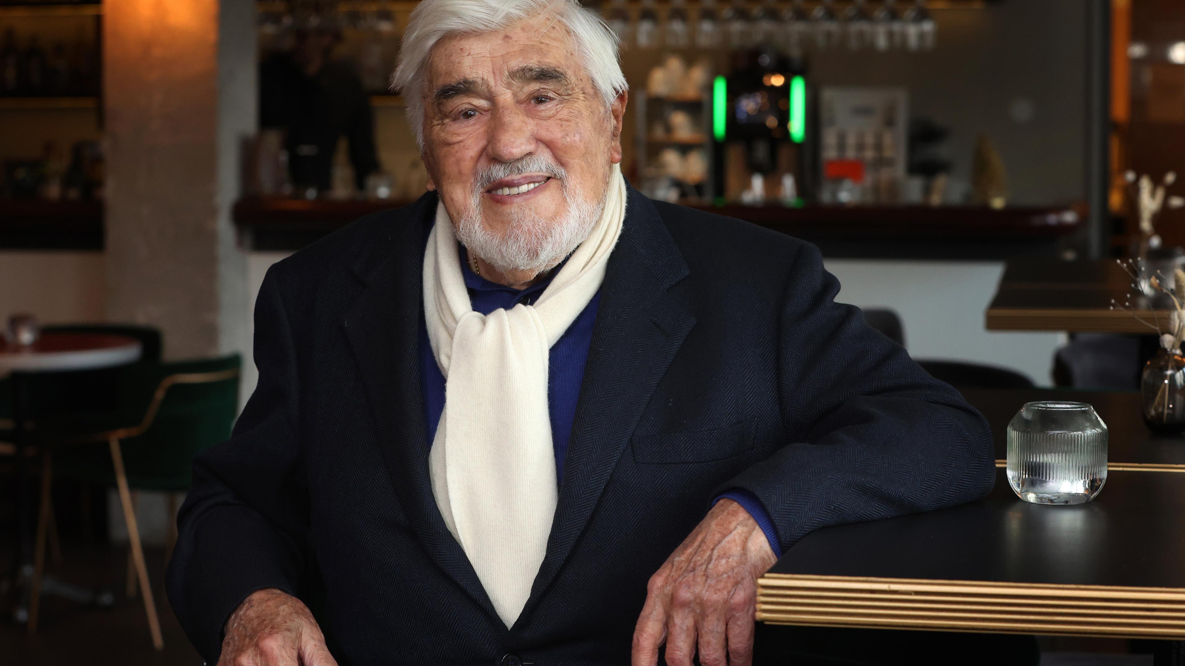 Bayern, München: Mario Adorf, Schauspieler, sitzt vor der Matinee der technisch überarbeiteten 4K-Fassung von "Winnetou I" im Cafe des Arri-Kinos.