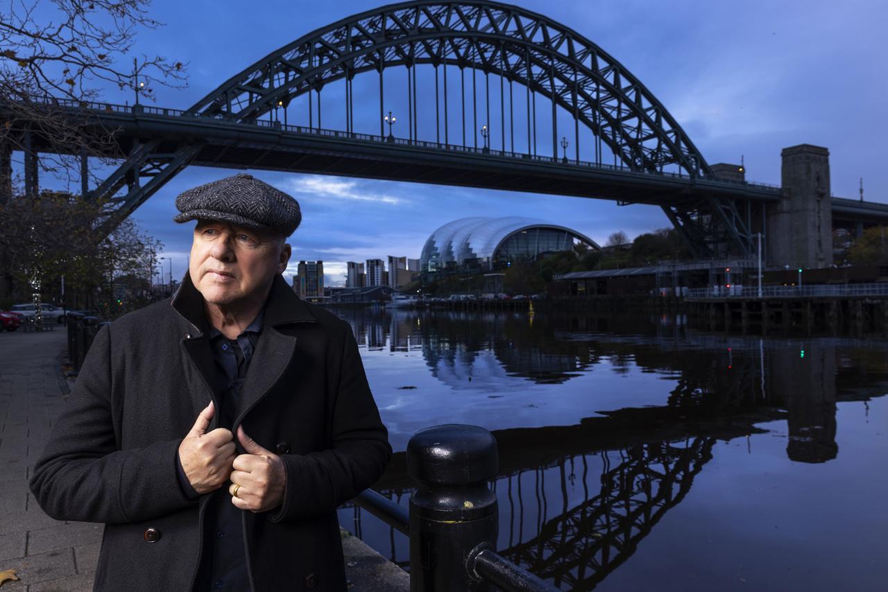 Mark Knopfler vor der Tyne Bridge