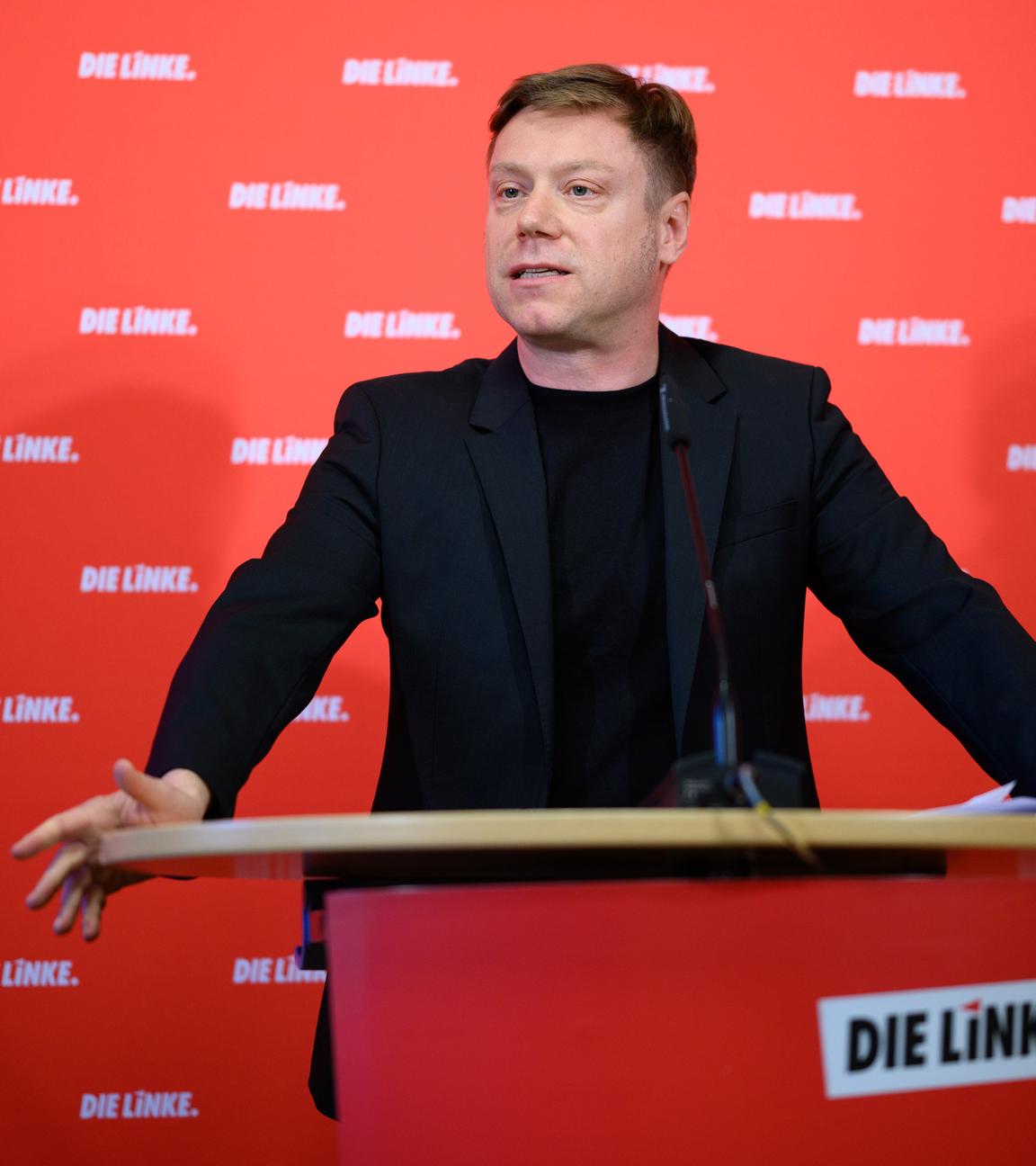 Martin Schirdewan steht zu einer Pressekonferenz der Linkspartei an einem Rednerpult.