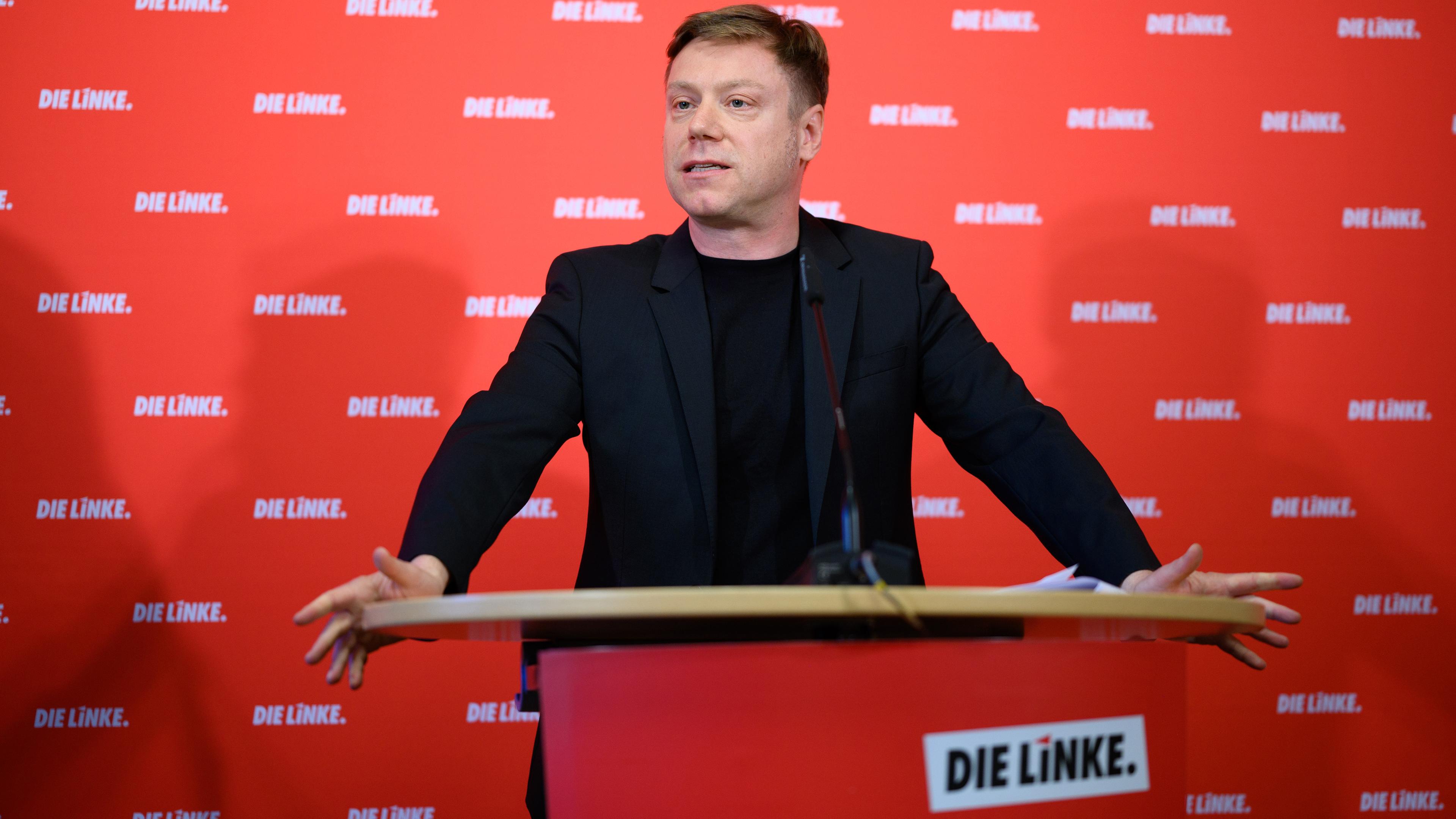 Martin Schirdewan steht zu einer Pressekonferenz der Linkspartei an einem Rednerpult.