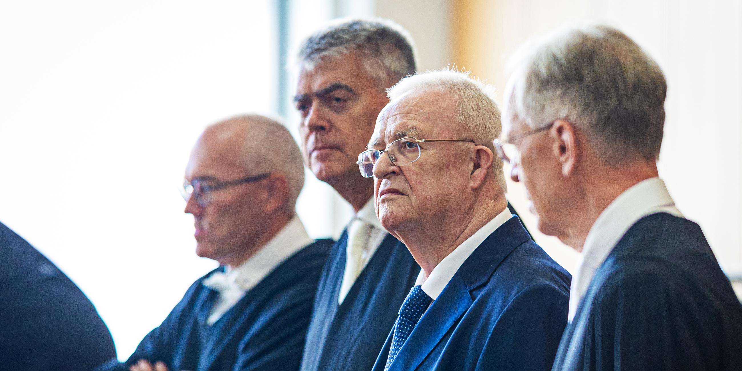 03.09.2024, Niedersachsen, Braunschweig: Martin Winterkorn (2.v.r), ehemaliger Vorstandsvorsitzender der Volkswagen AG, steht in einem Saal des Landgerichts Braunschweig zwischen seinen Verteidigern. Links Stefan Kirch (l), 2.v.l. Felix Dörr und rechts Kersten von Schenk. In dem Verfahren wird gegen den früheren VW-Chef Winterkorn wegen des Verdachts des Betruges, der Falschaussage und der Marktmanipulation verhandelt.