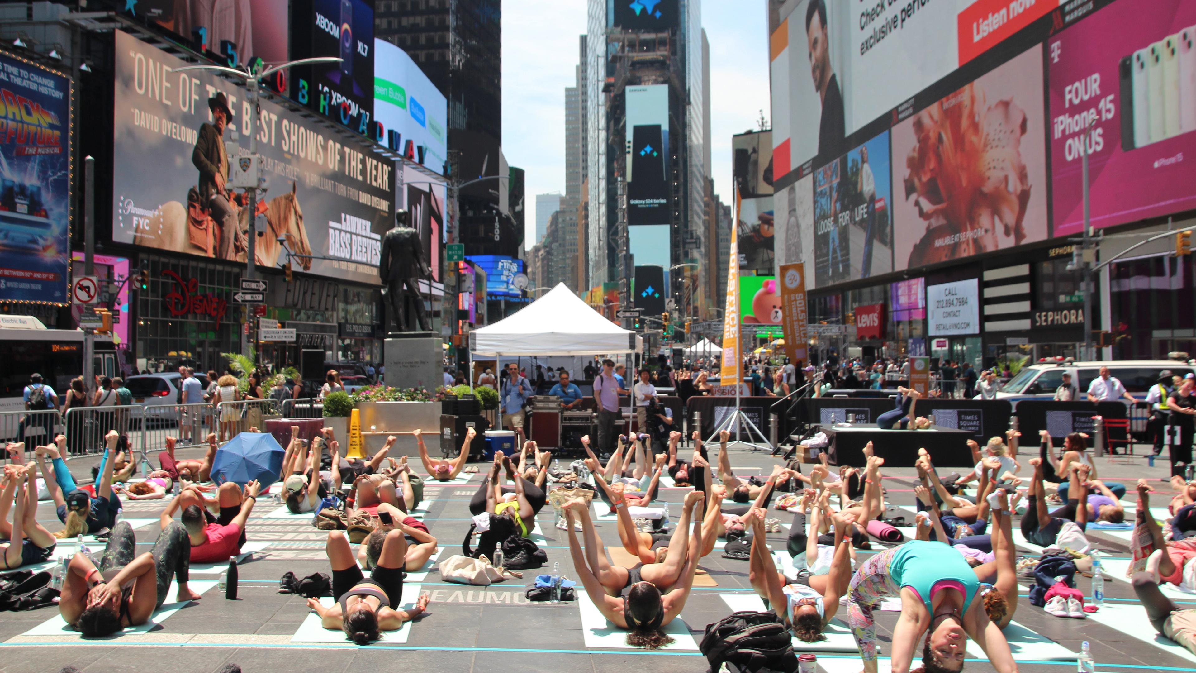 Massen-Yoga auf New Yorks Times Square